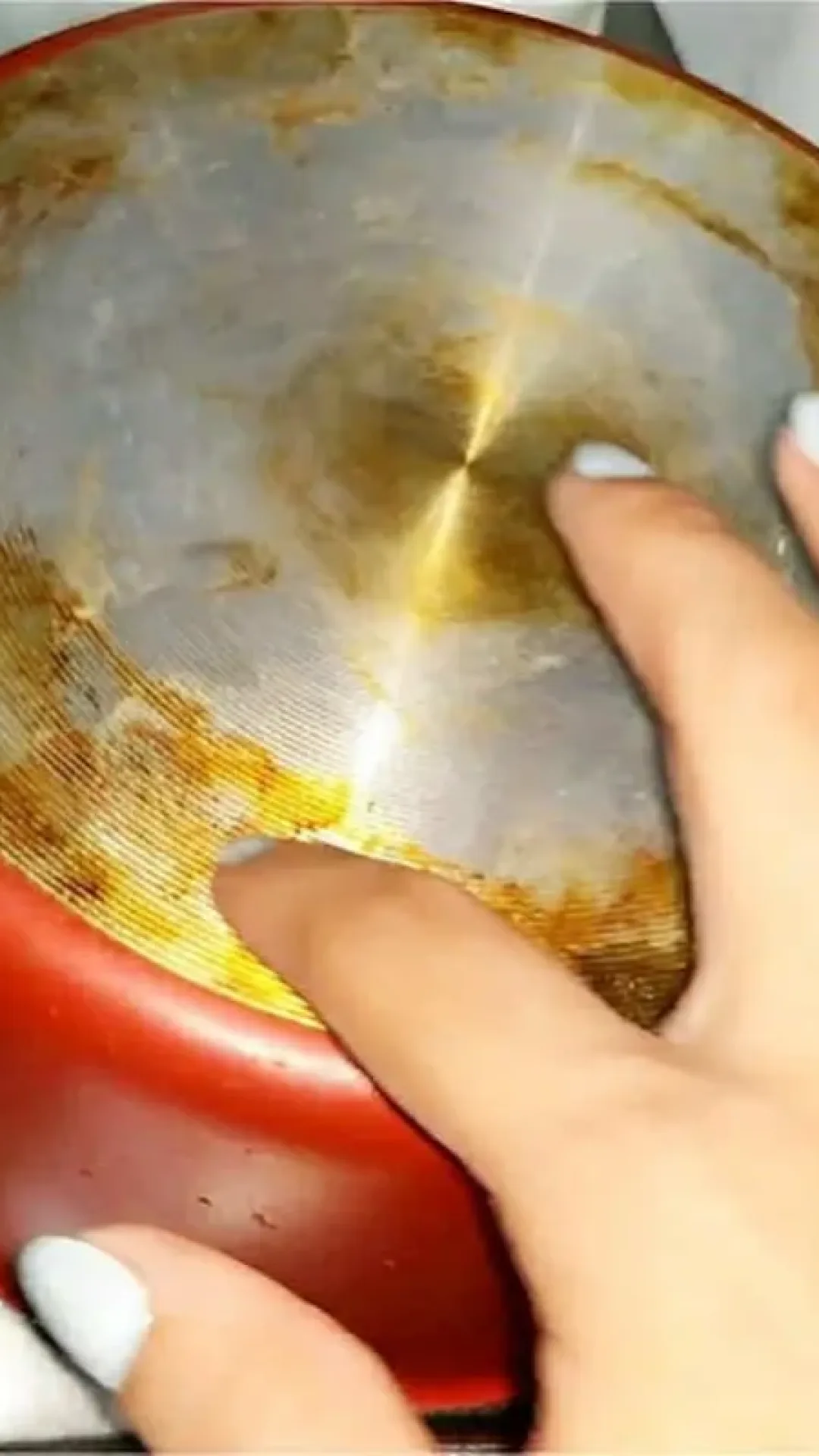 Como tirar gordura de panela sem palha de aço usando apenas 2 ingredientes que você tem em casa