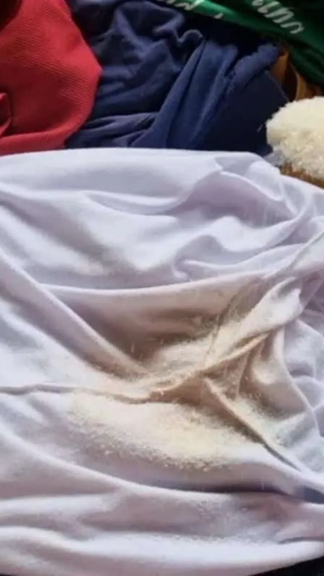 Como tirar mancha de desodorante de roupa branca e colorida bem rapidinho