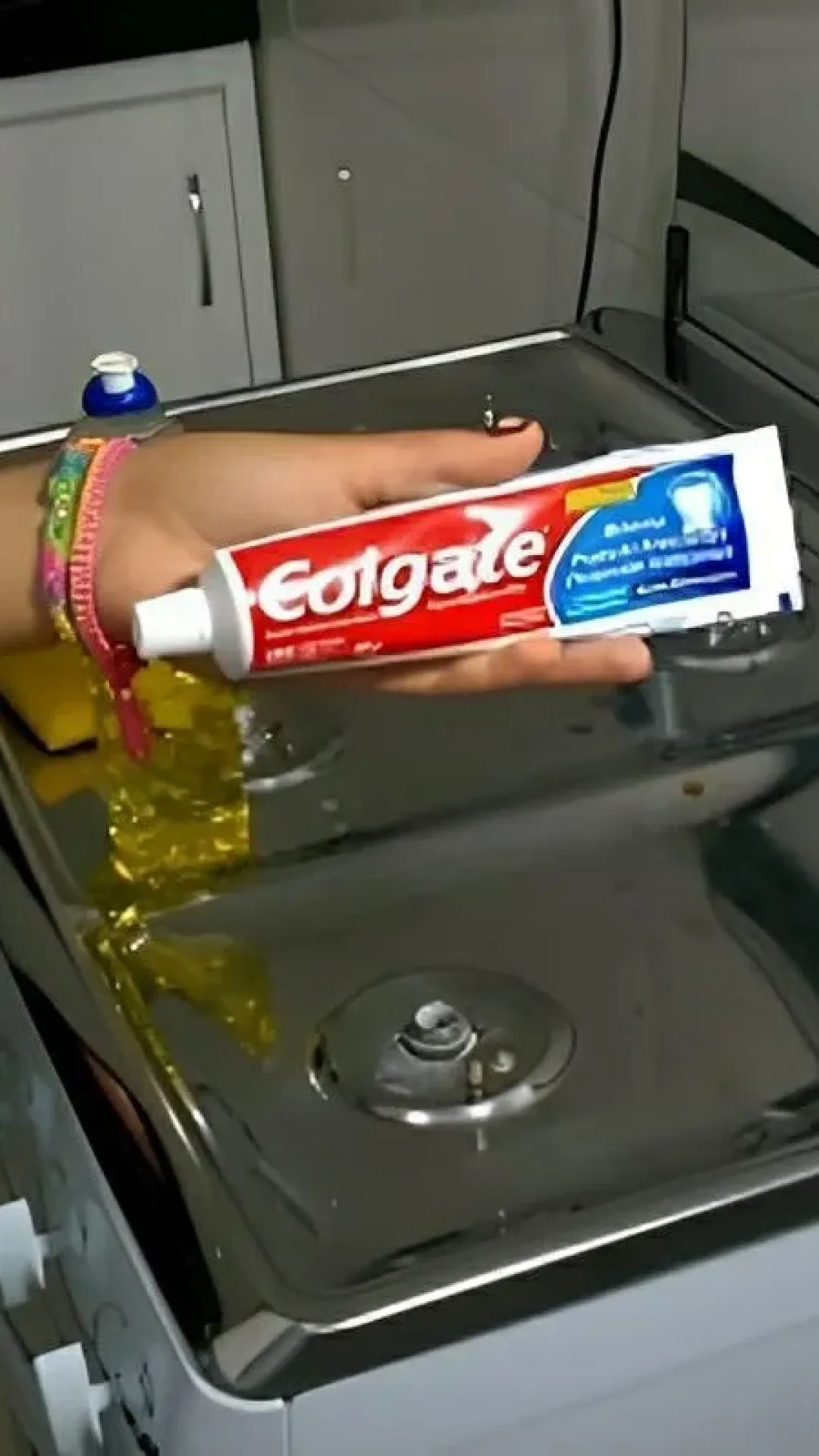 Como tirar manchas de gordura do fogão usando creme dental