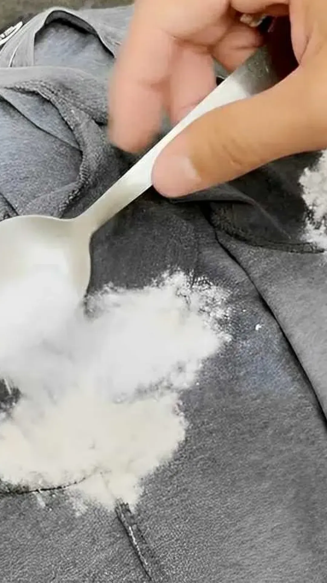 Como tirar mau cheiro nas axilas das roupas usando apenas 2 ingredientes que você tem em casa