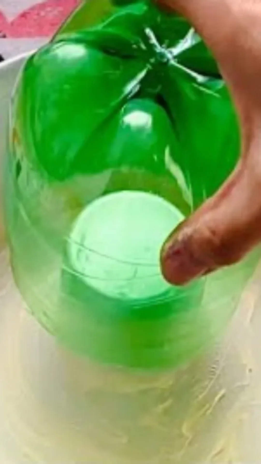 Como uma garrafa pet verde na assadeira fiz um bolo mesclado delicioso e fofinho