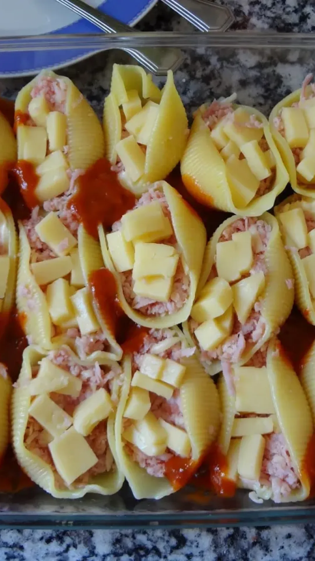 Conchiglione Recheado com Queijo e Presunto
