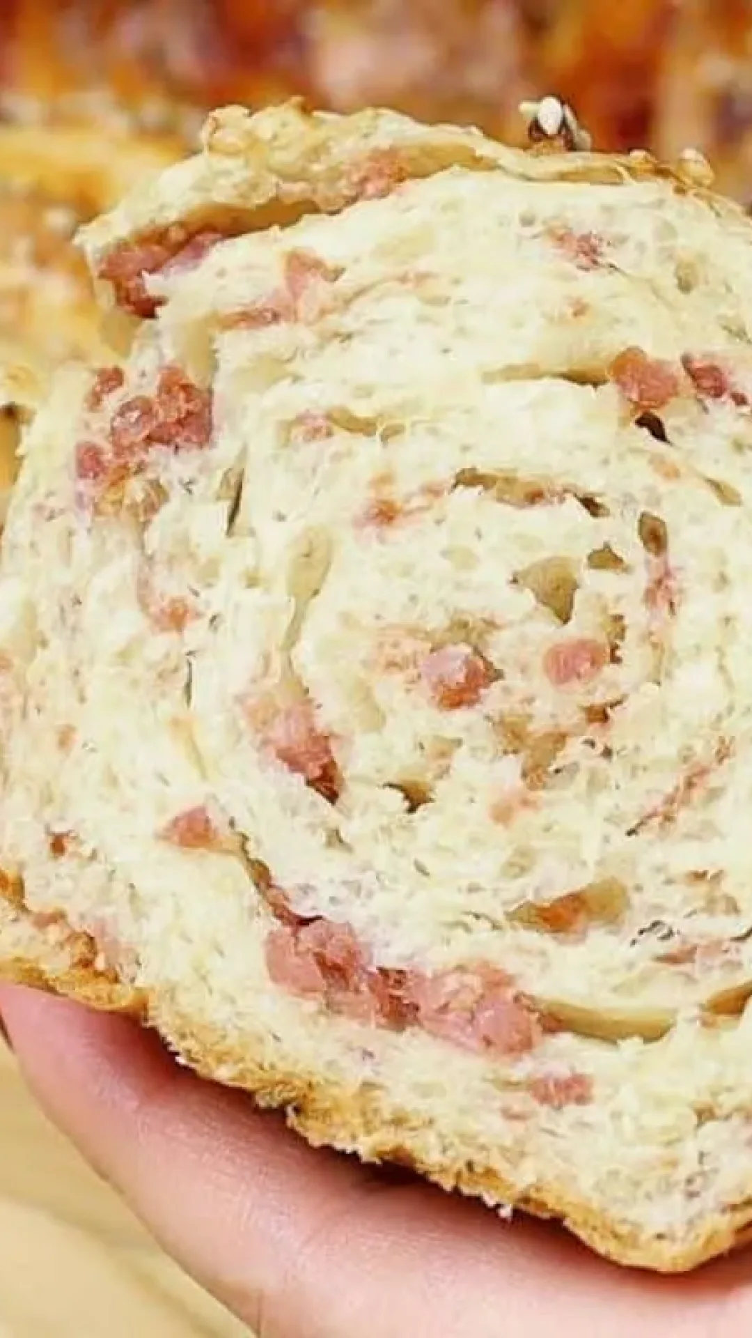 Consegui fazer um pão de calabresa com queijo delicioso para servir na hora do café