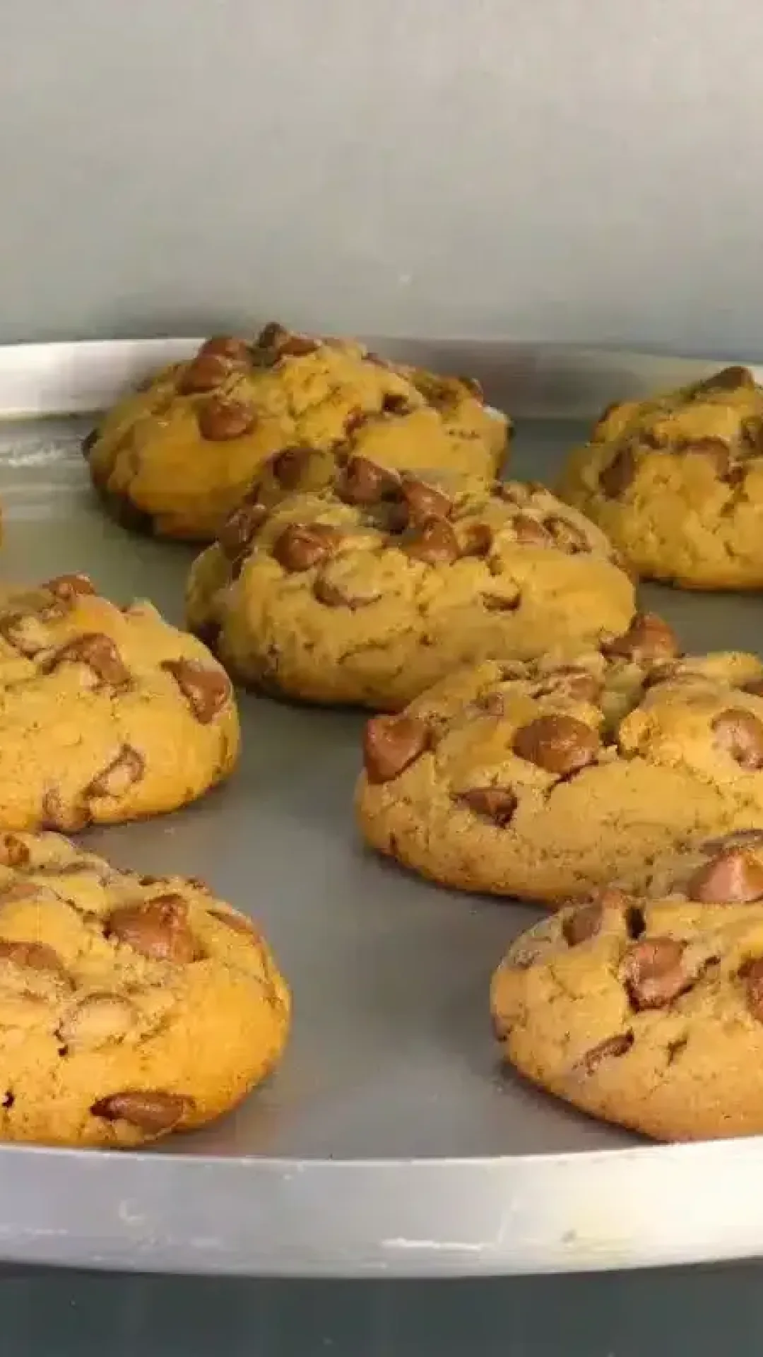 Cookie com gotas de chocolate muito macio e fácil de preparar, para a alegria da criançada