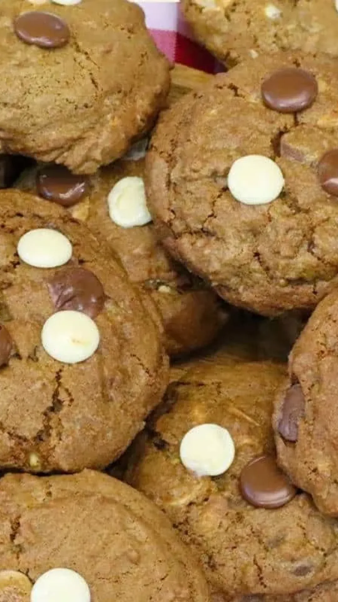 Cookies caseiros com gotas de chocolate cremoso e macio que desmancha na boca