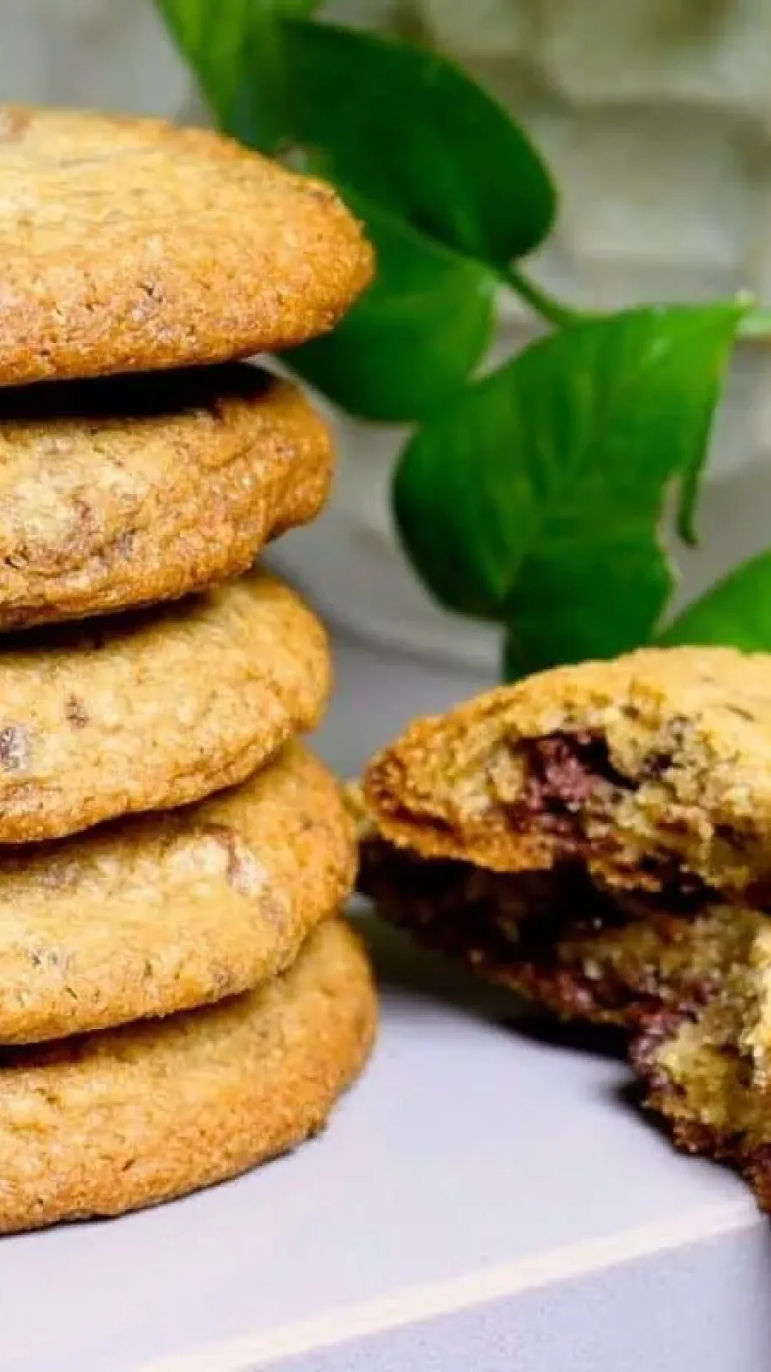 Cookies de chocolate caseiros que ficam desmanchando por dentro e crocantes por fora