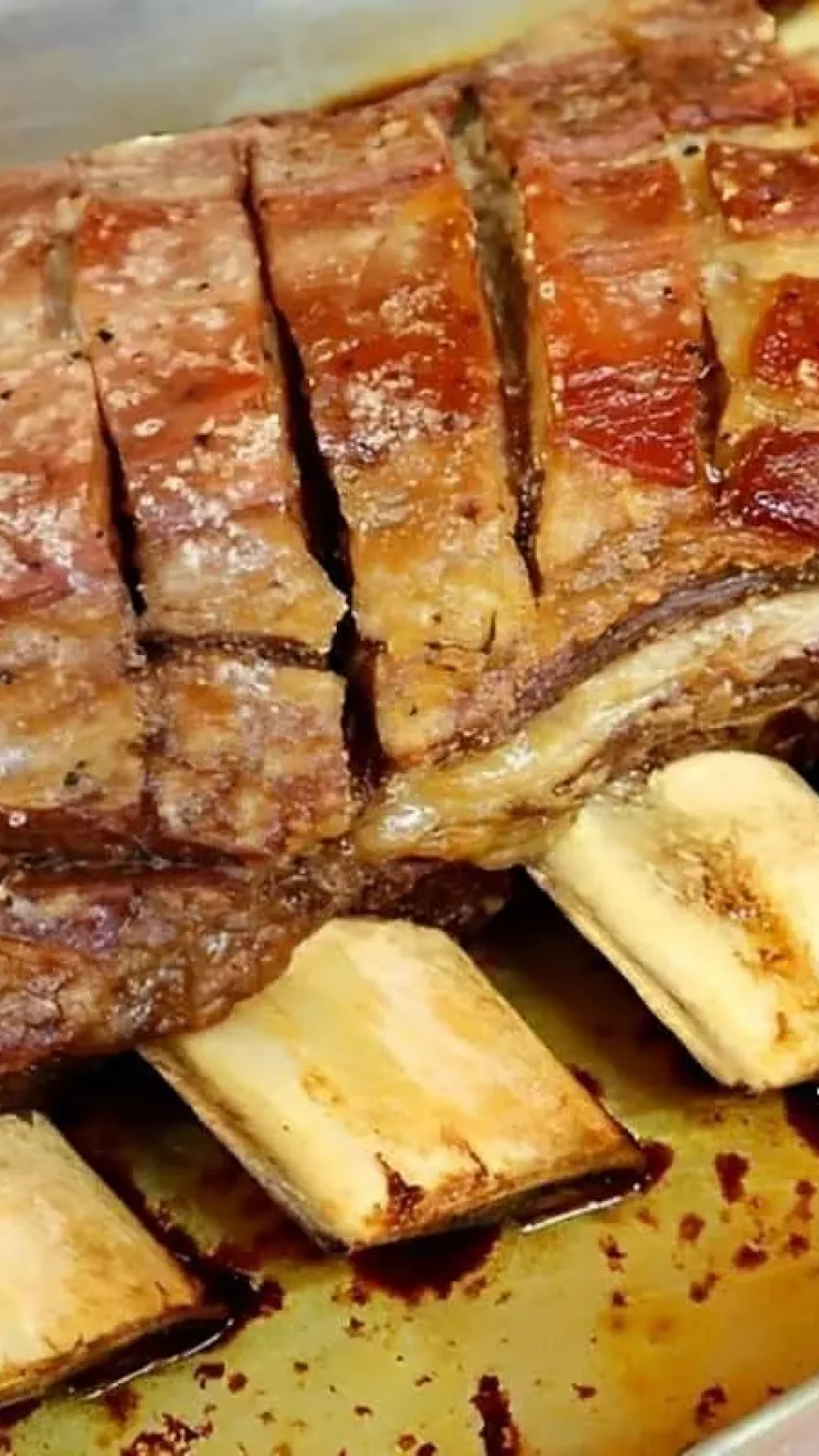 Costela assada no forno fica tão macia que chega a soltar sozinha do osso uma delícia
