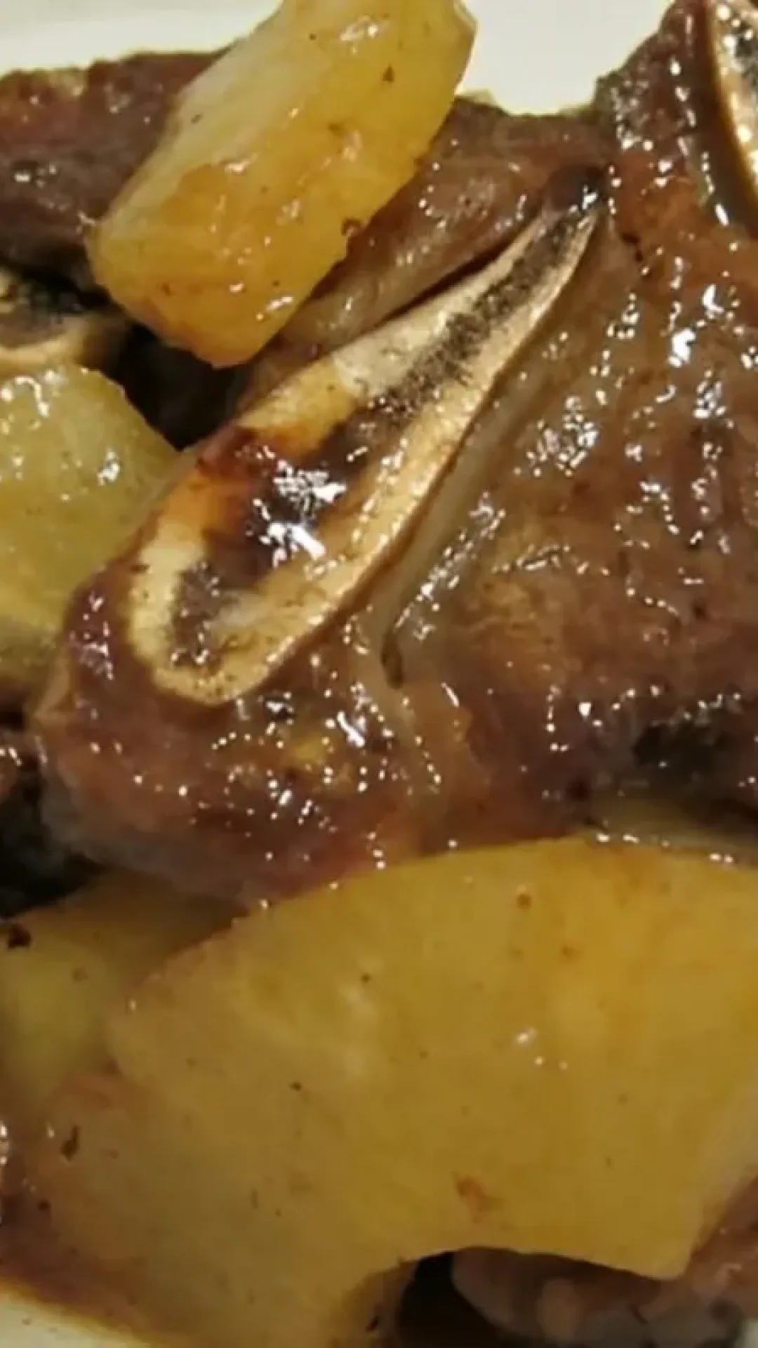 Costela bovina com molho de abacaxi um prato de restaurante fino para fazer na sua casa