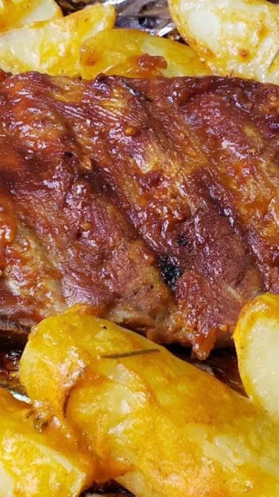 Costela de porco com molho barbecue e batata corada para você arrasar no almoço de domingo