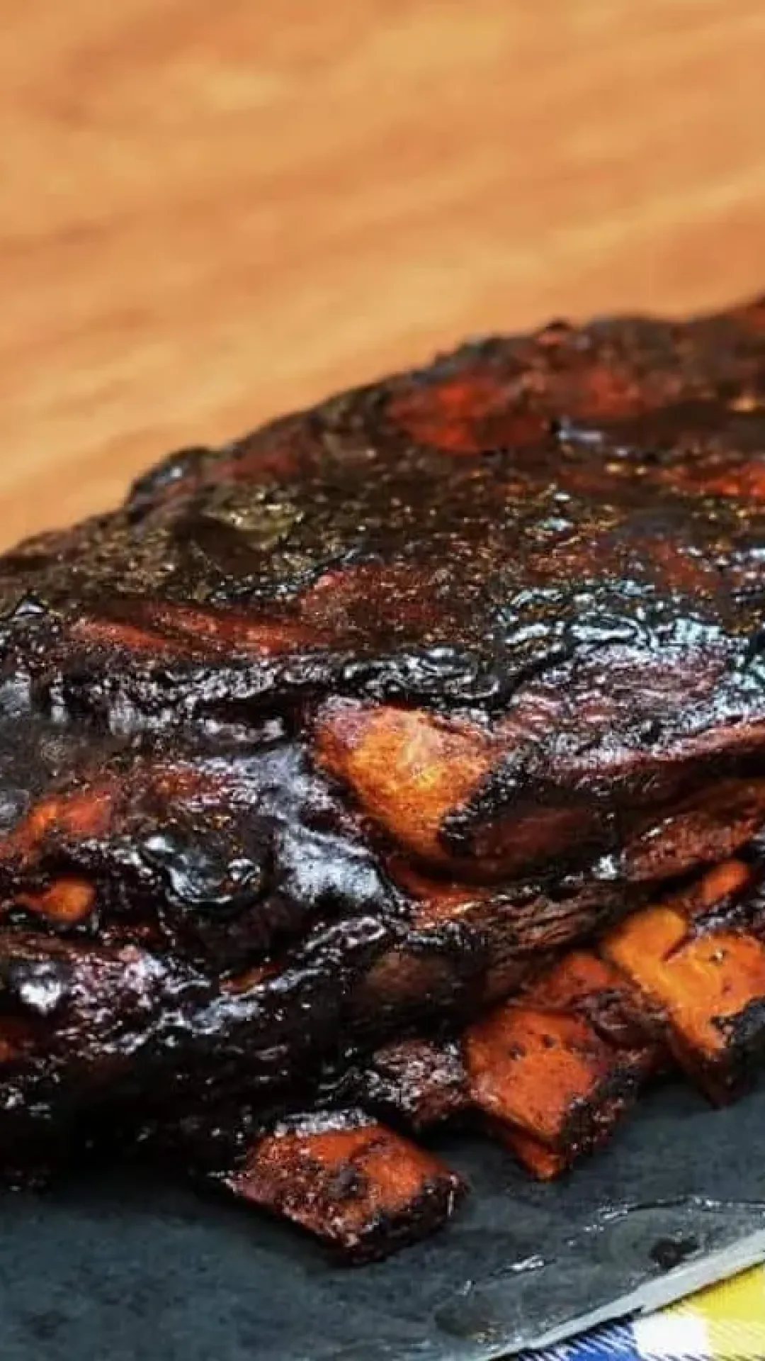 Costelinha de porco assada com molho barbecue que sai forno soltando do osso