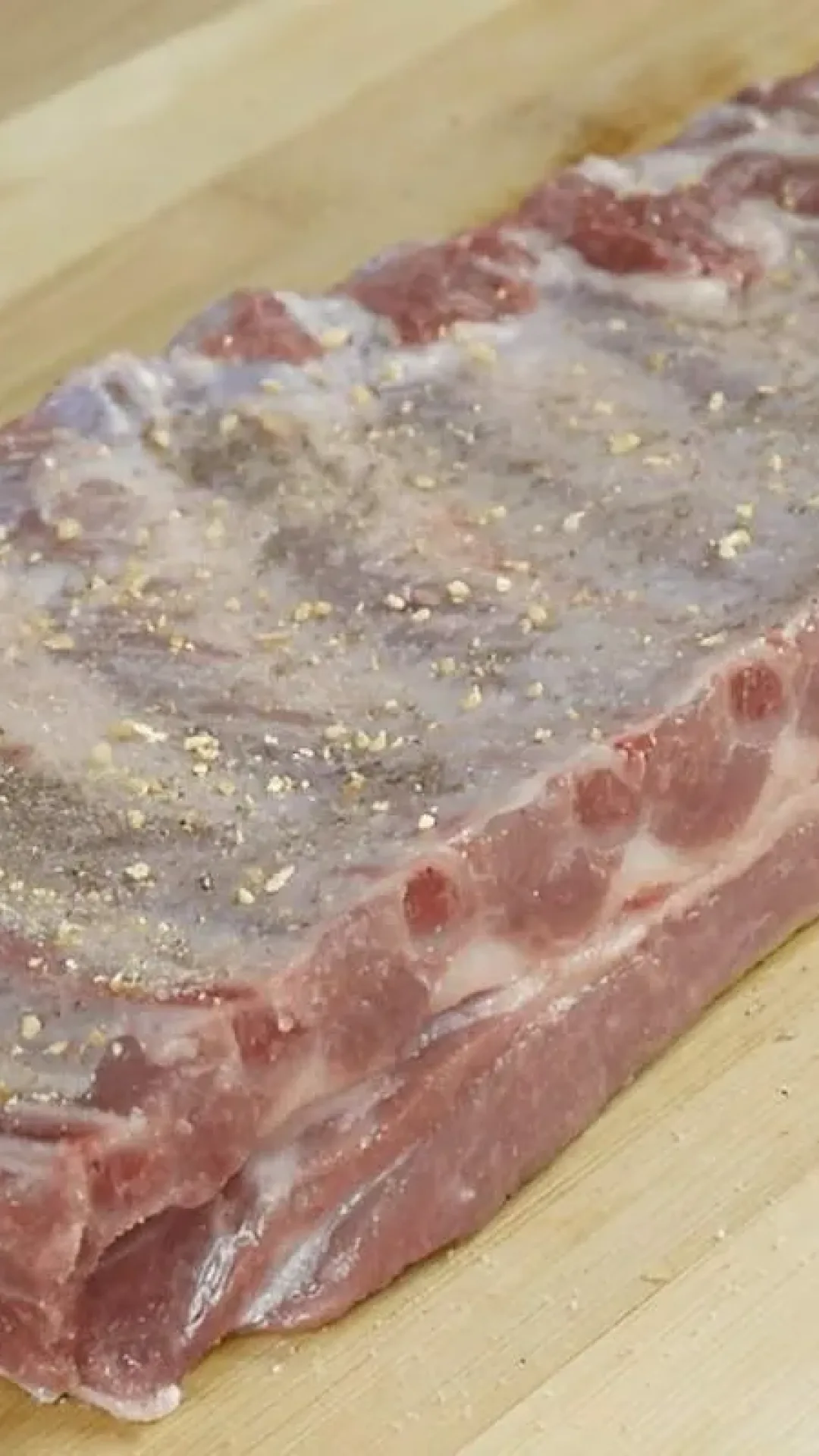 Costelinha de porco no forno com molho barbecue caseiro