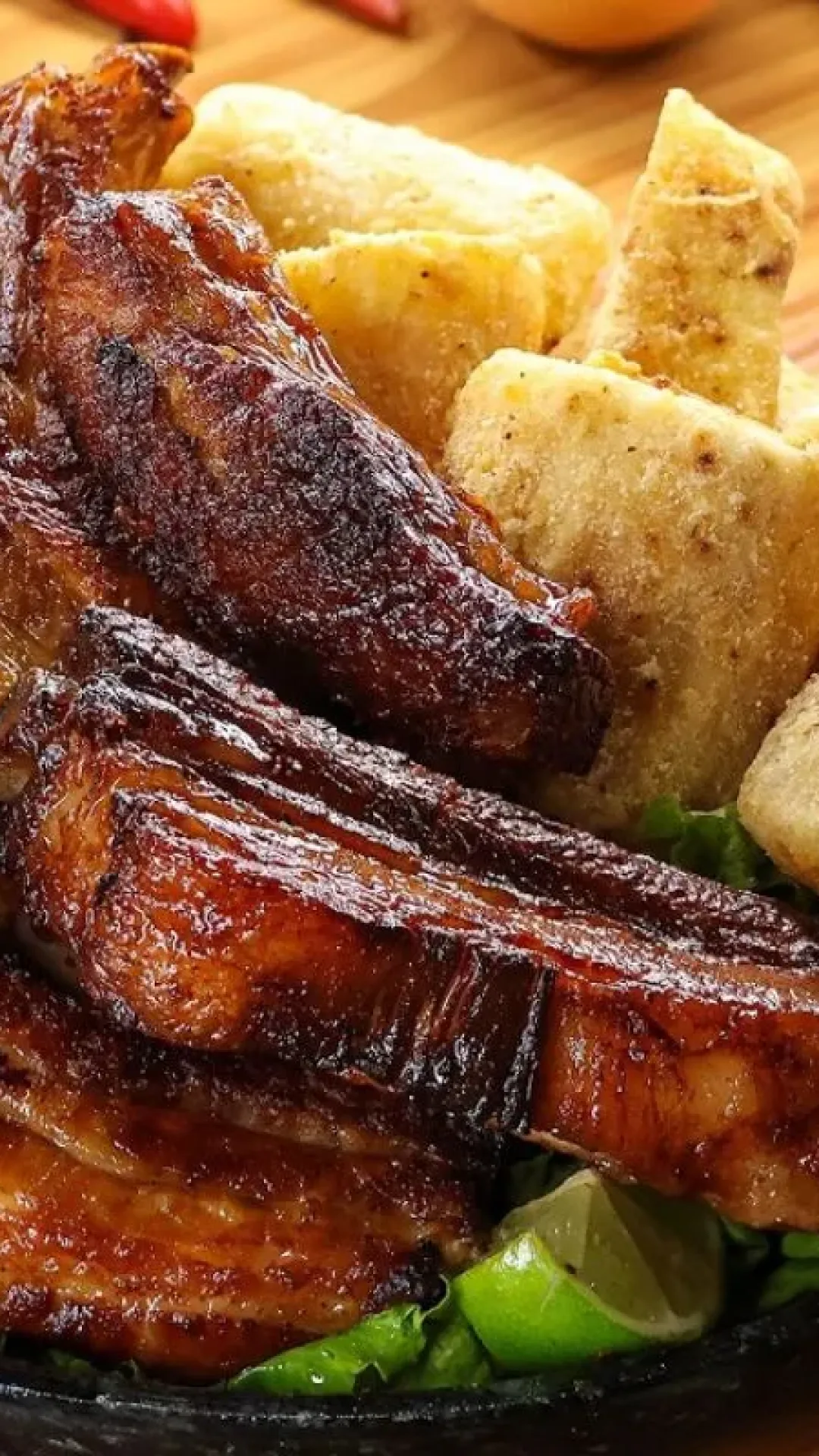 Costelinha mineira de boteco com mandioca, feita de um jeito diferente, que fica muito suculenta