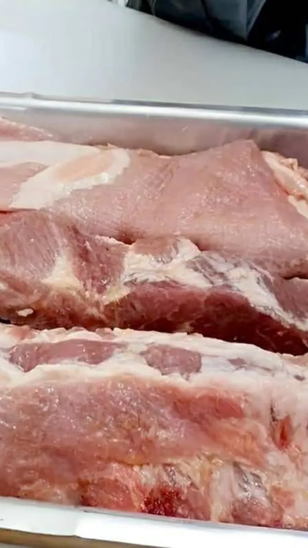 Costelinha suína assada deliciosa é só passar os temperos em cima da carne e levar para assar