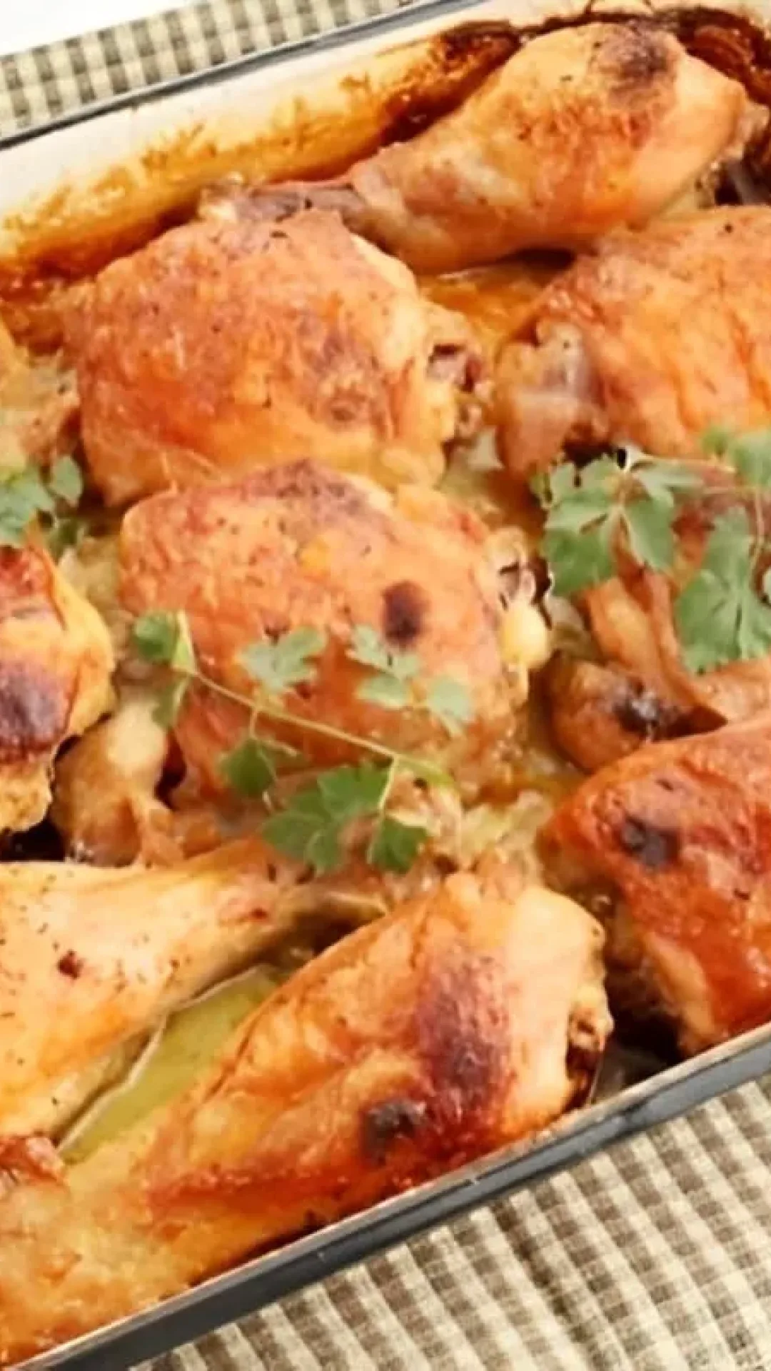 Coxa e sobrecoxa de frango assada na maionese prática e deliciosa