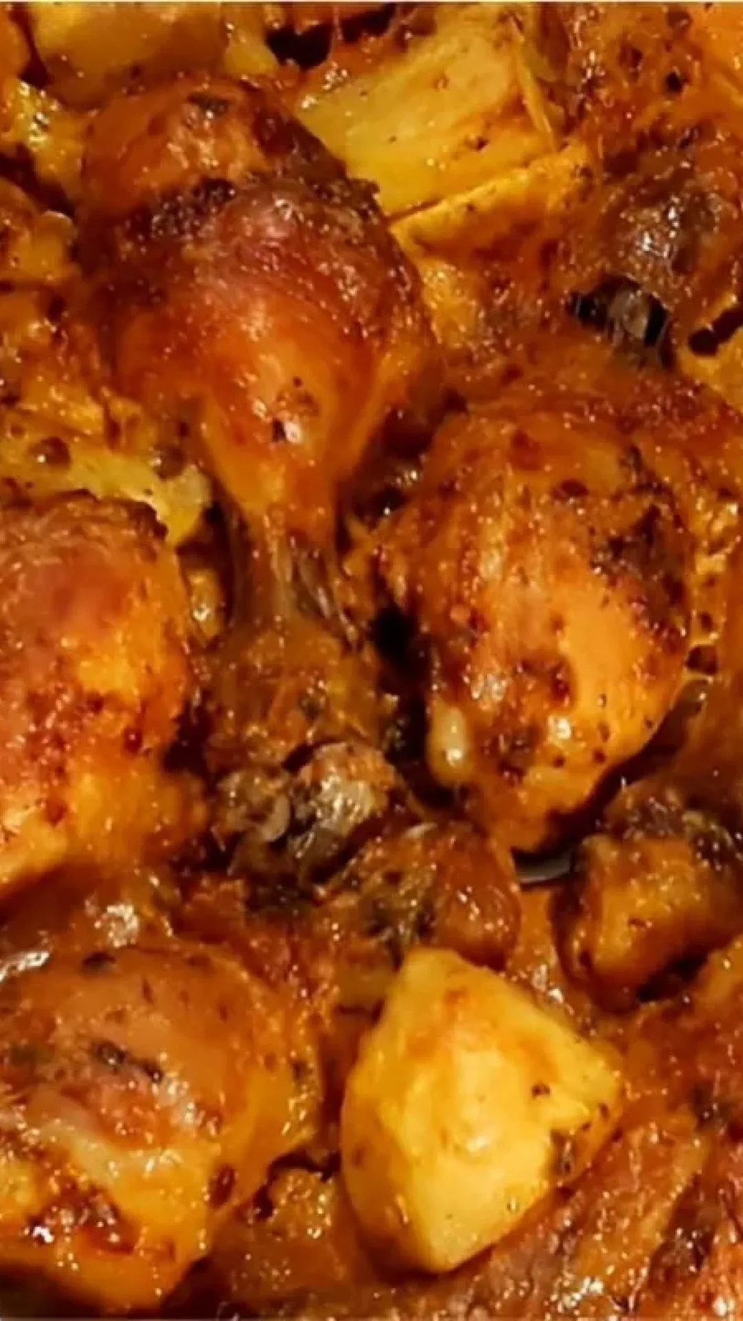 Coxa e sobrecoxa de frango com batatas usando um tempero diferente e especial