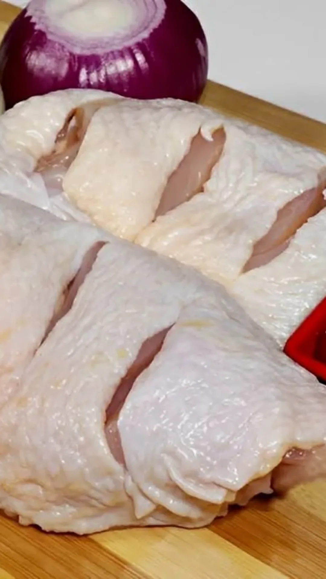 Coxa e sobrecoxa de frango de um jeito que você jamais viu muito saborosa e fácil de preparar