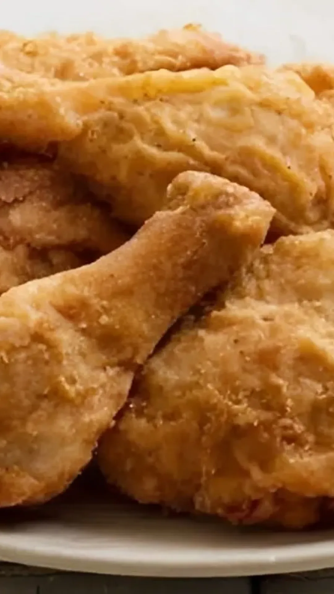 Coxa e sobrecoxa de frango frita empanada sequinha com uma dica muito simples