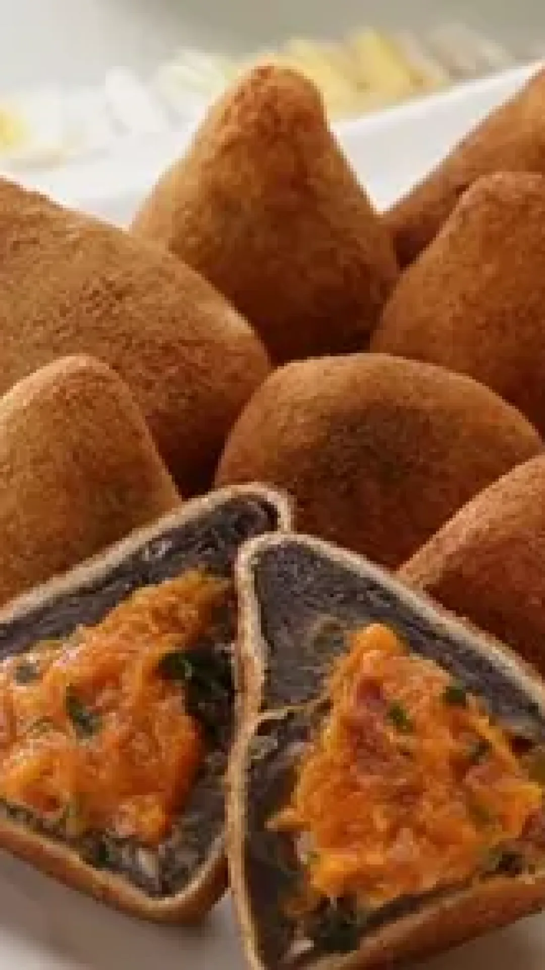 Coxinha com massa de feijão preto
