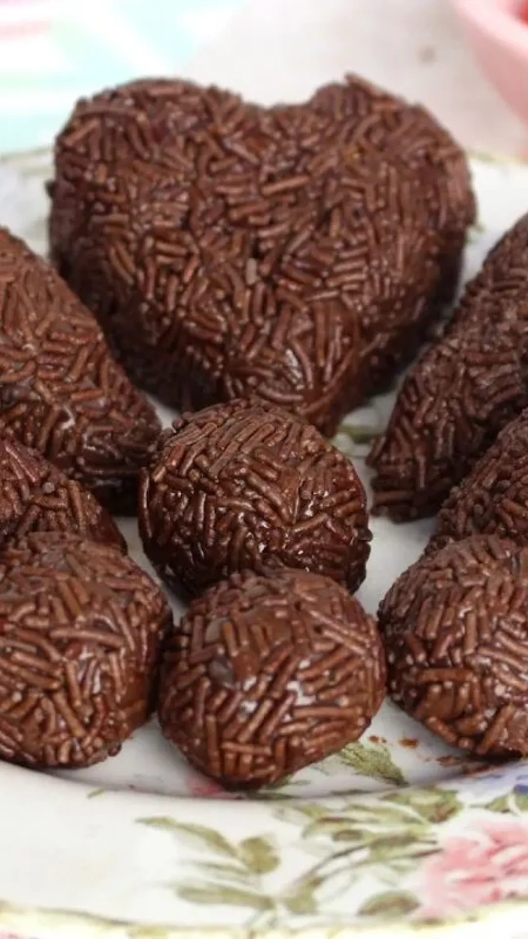Coxinha de brigadeiro recheada com morango cremosa e perfeita para festas e lembrancinhas
