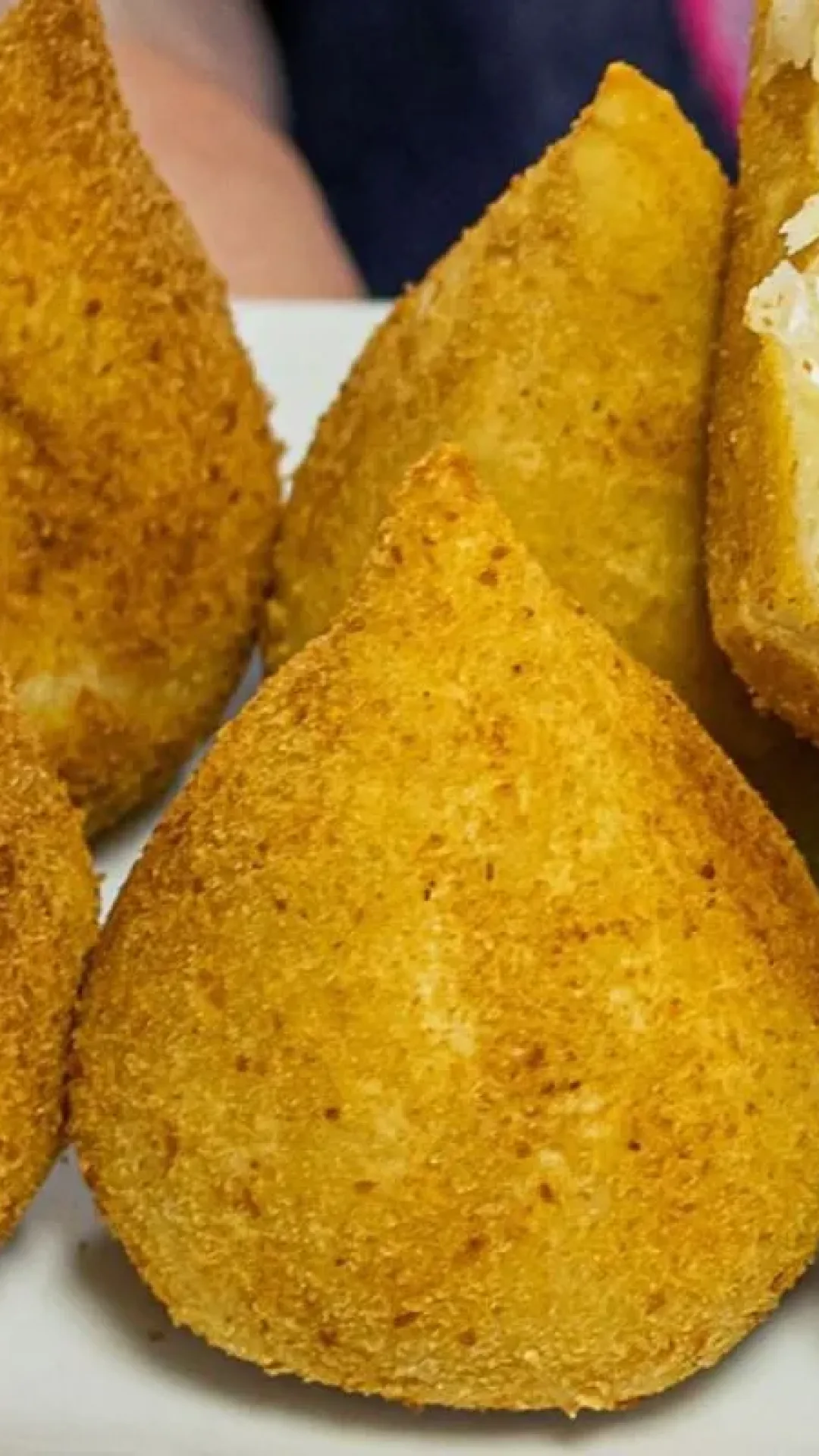 Coxinha de frango com requeijão: veja como fazer uma coxinha sequinha por fora e muito cremosa por dentro