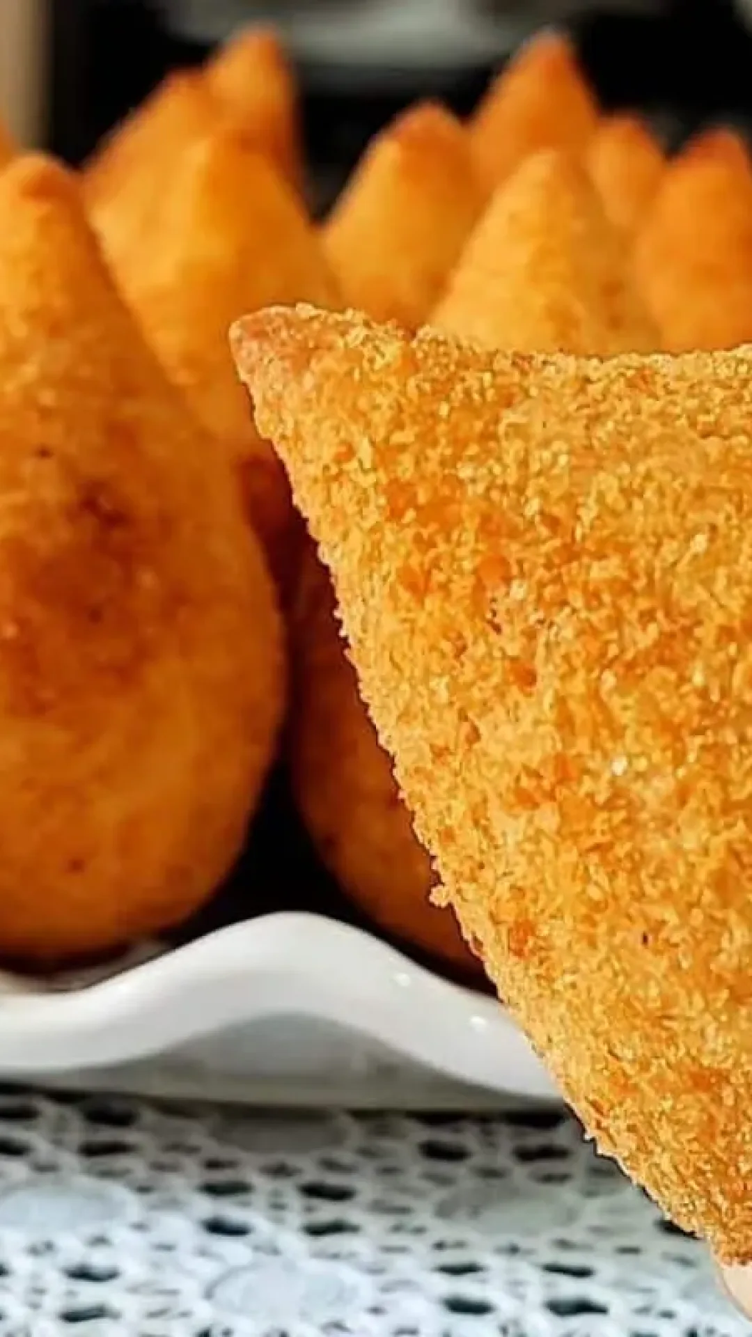 Coxinha sequinha deliciosa muito crocante por fora com um recheio de frango super suculento