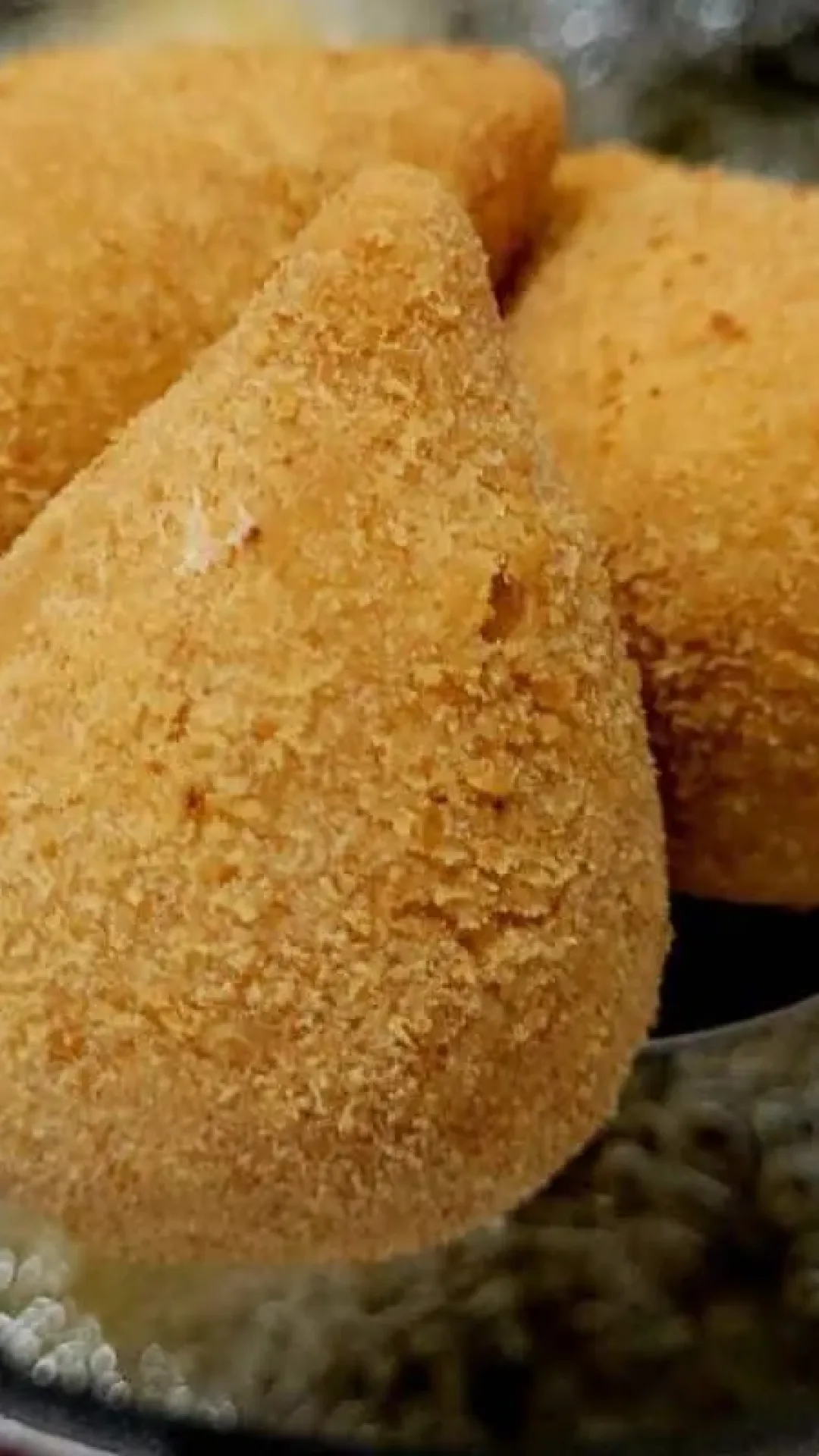 Coxinha sequinha e crocante com uma massa maravilhosa e muito simples de preparar
