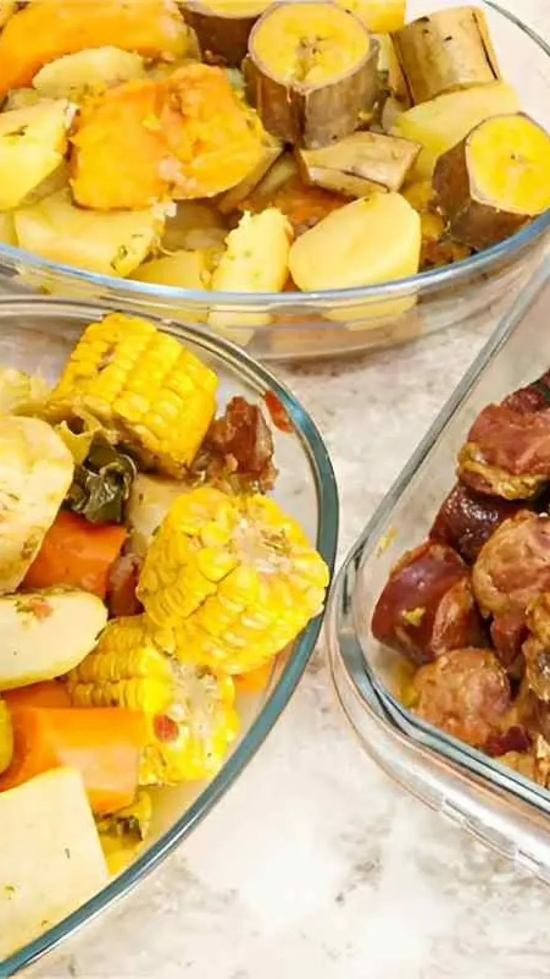 Cozido de carne com legumes delicioso e suculento para a refeição de toda a família