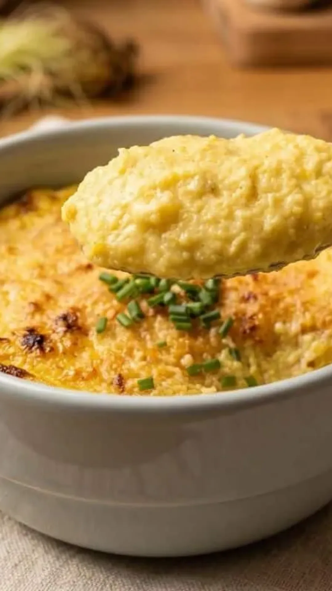 Creme de milho gratinado com bastante queijo derretido no forno, um acompanhamento divino