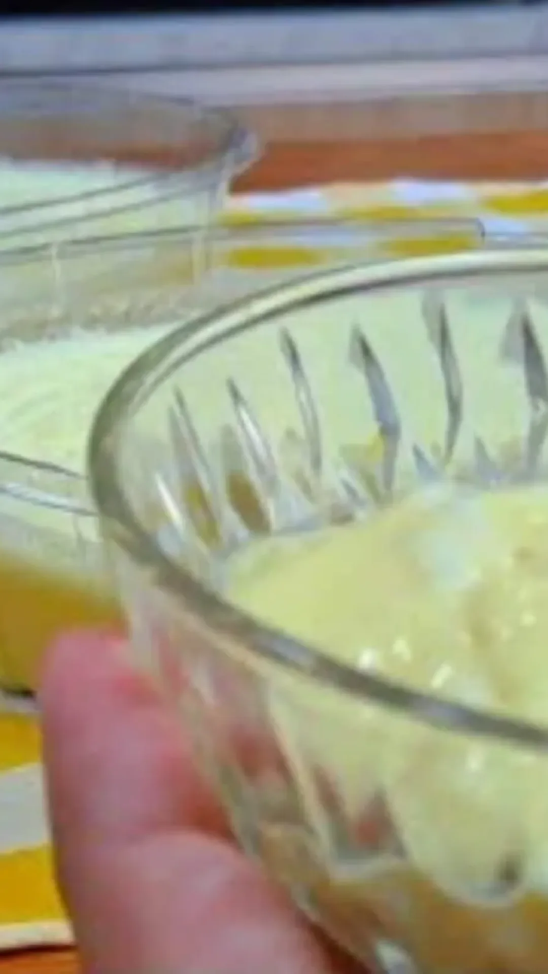 Cremoso gelado de abacaxi com iogurte para refrescar a sua comemoração de ano novo