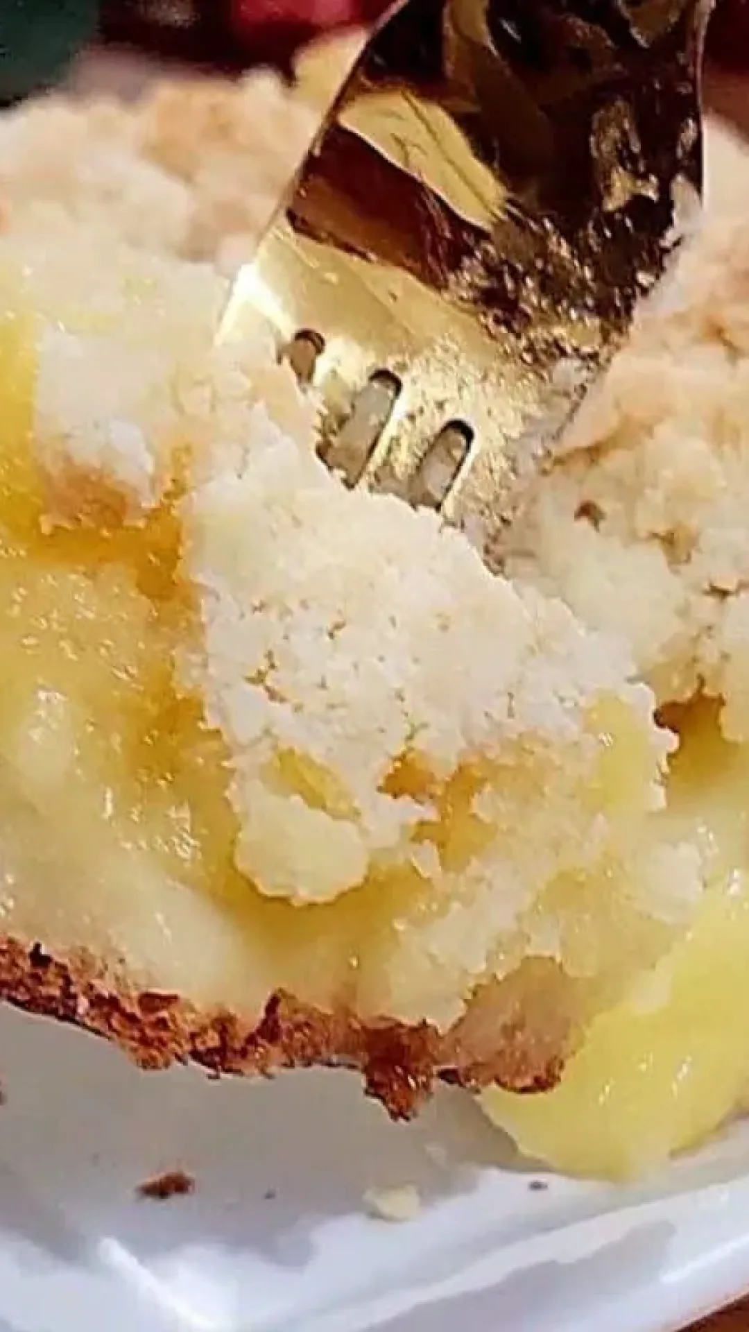Cuca alemã de maçã com uma massa super fofinha e aquela farofa doce bem crocante por cima