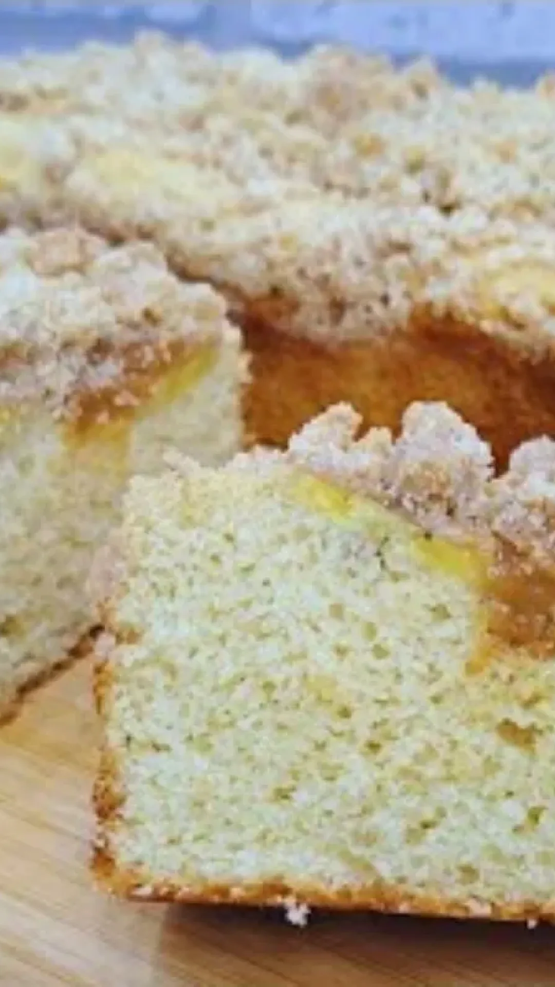 Cuca de banana com doce de leite, fofinha e com farofinha crocante
