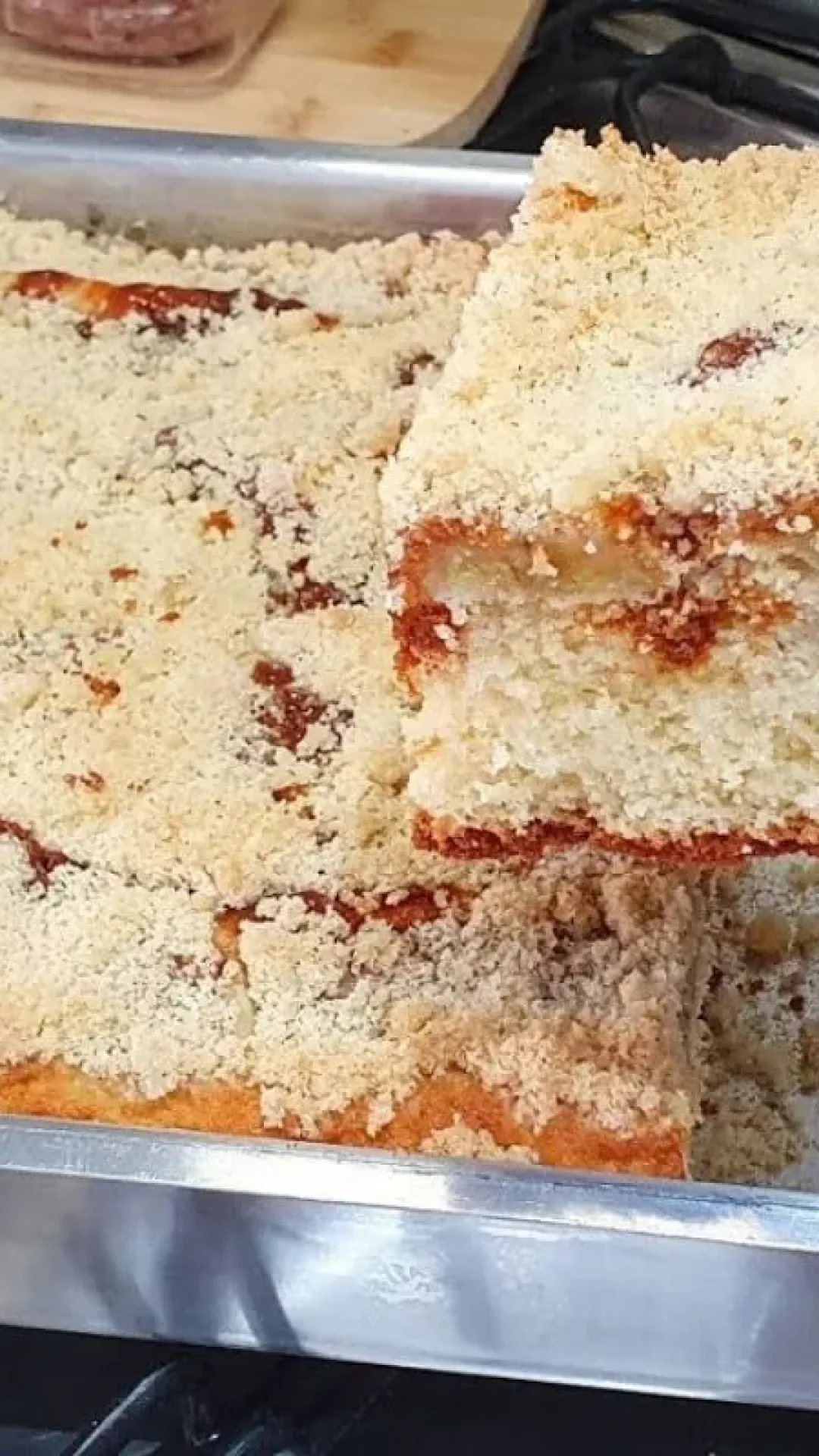 Cuca de doce de leite com banana e farofa crocante para um lanche da tarde irresistível