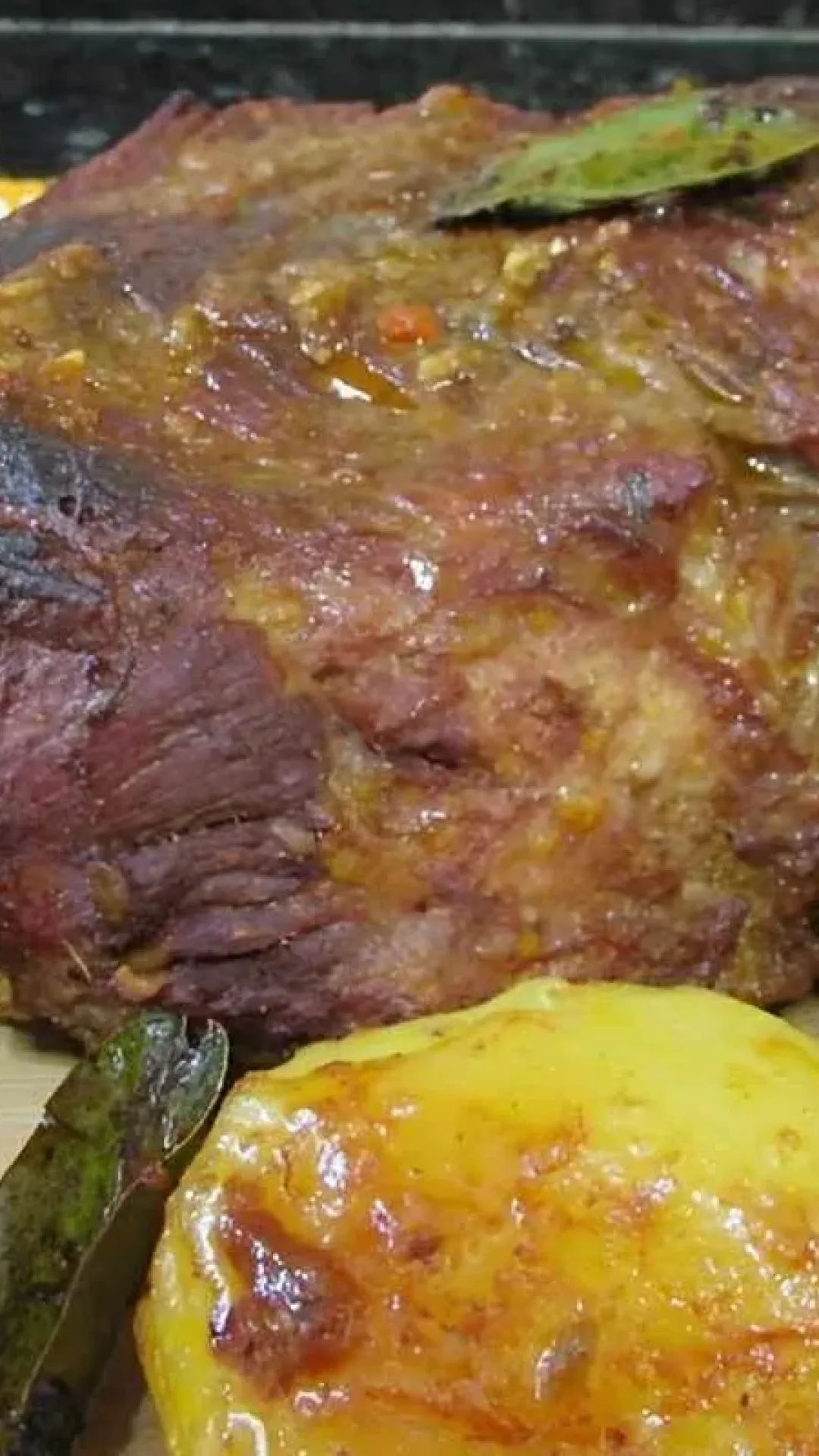 Cupim assado no forno que fica super saboroso e sai do forno desmanchando de tão suculento