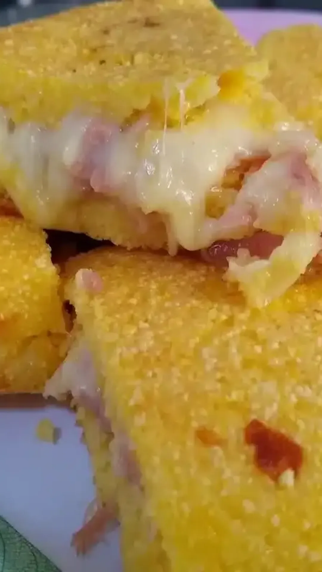 Cuscuz de frigideira úmido e recheado para você saborear no café da manhã