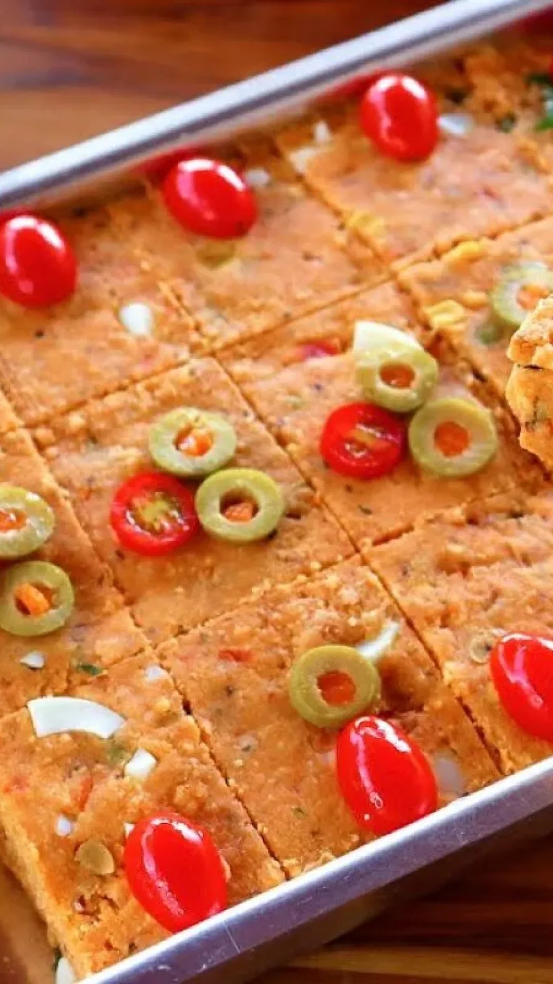 Cuscuz de sardinha feito no tabuleiro de um jeito simples, prático e delicioso para render bastante