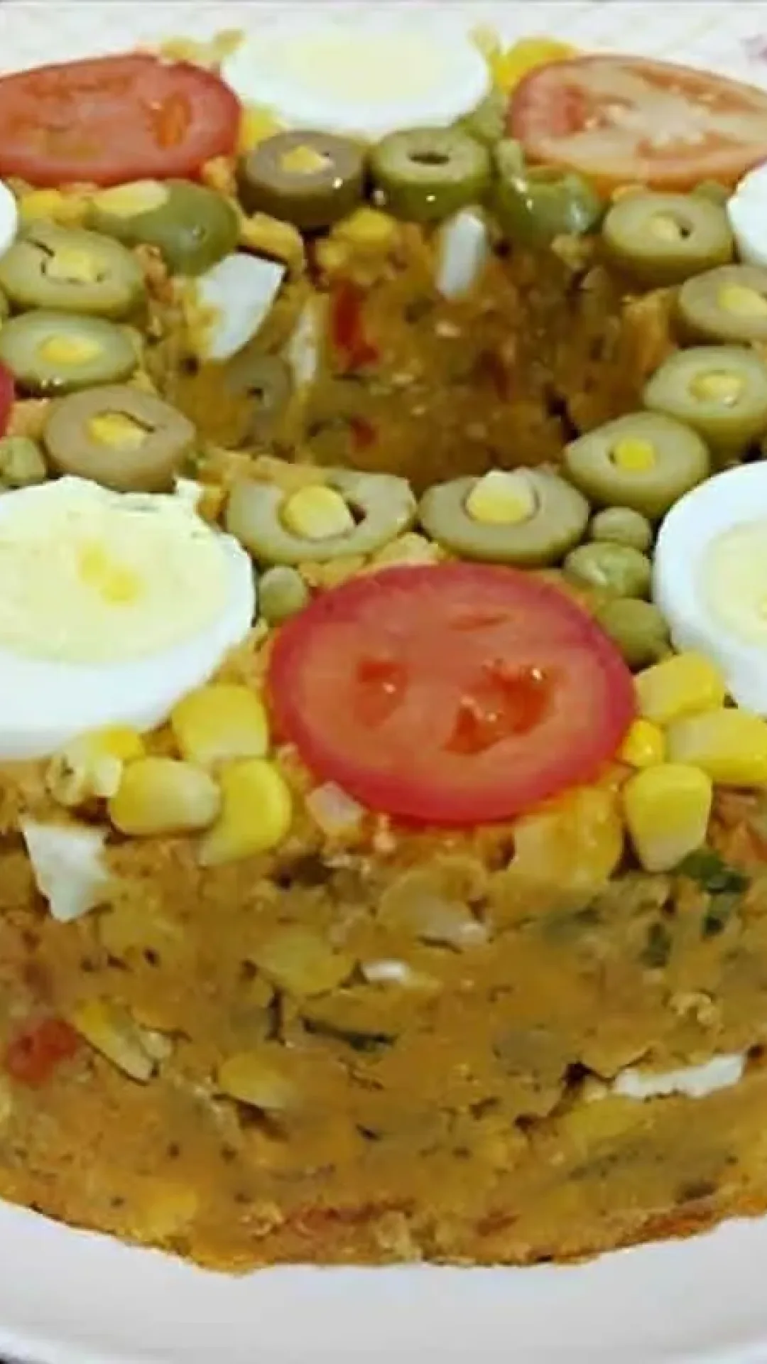 Cuscuz paulista fácil feito na panela comum e enformado em forma de pudim simples e delicioso