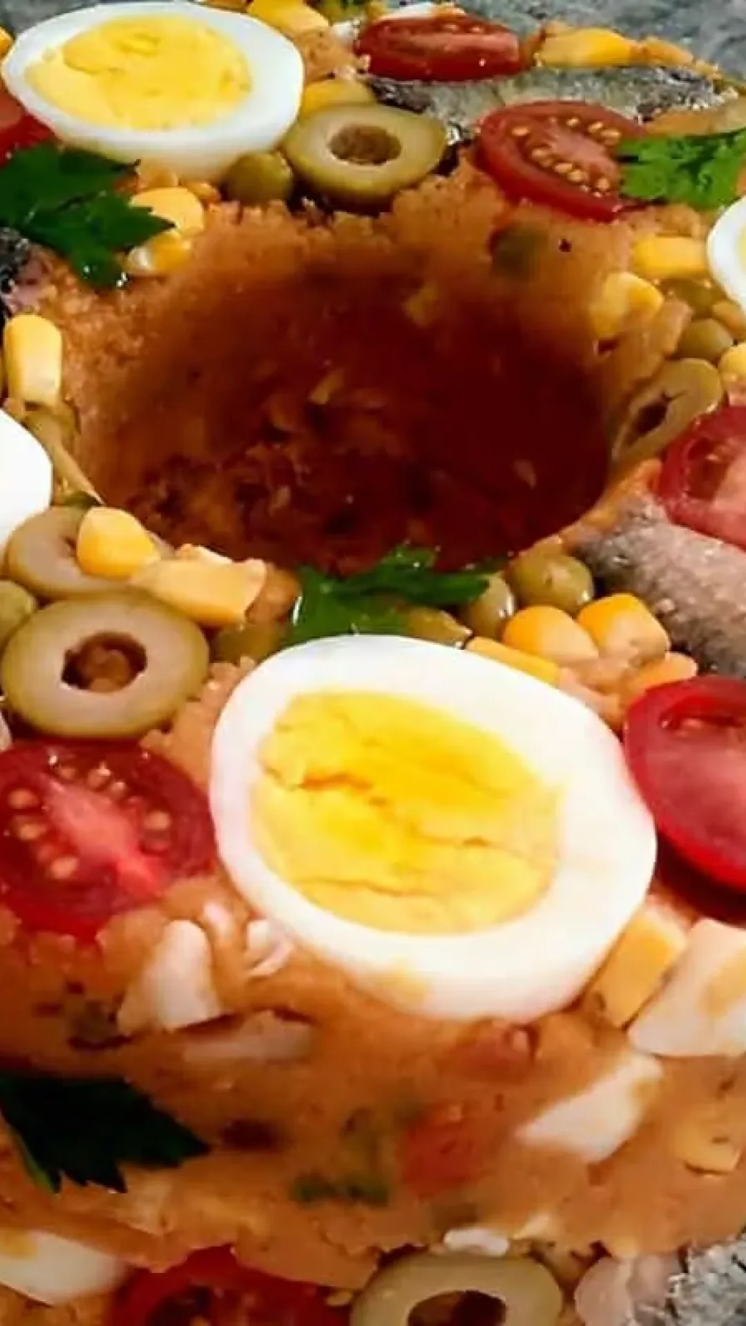 Cuscuz paulista feito com sardinhas em lata ovos e outros ingredientes que você tem no armário