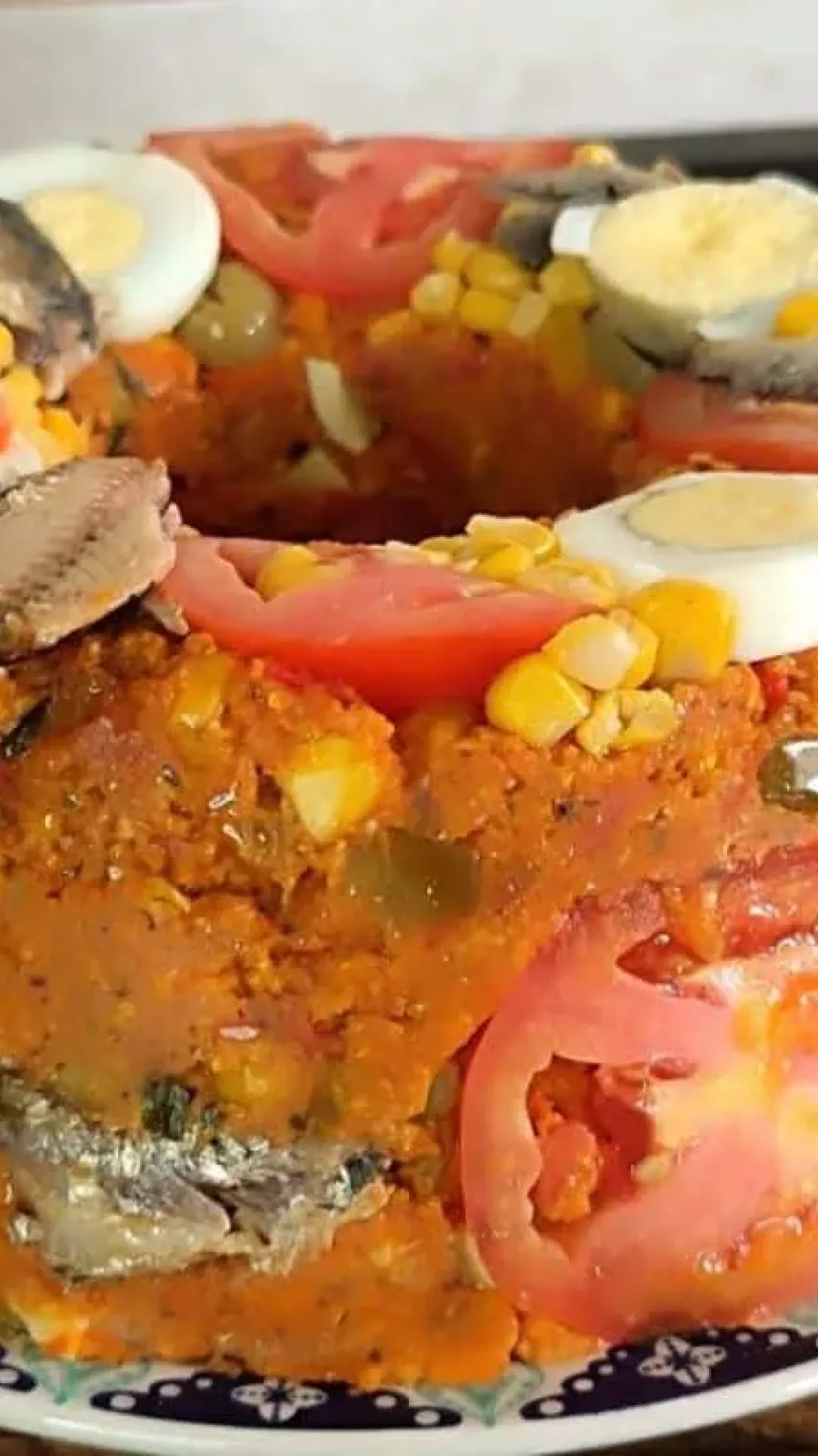 Cuscuz paulista tradicional bem decorado e saboroso, para ser o prato principal e arrasar