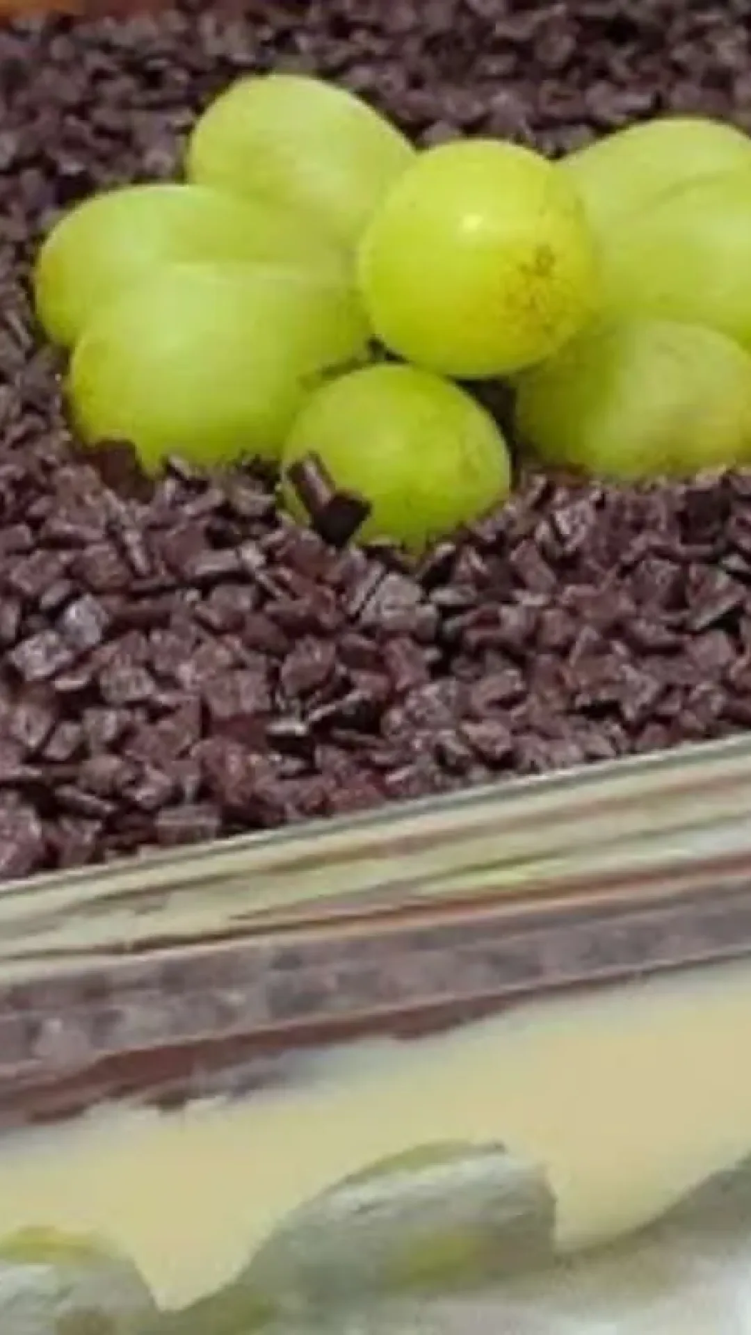 Delícia de uva na travessa, essa sobremesa é fácil e combina o azedinho da fruta com um creme maravilhoso