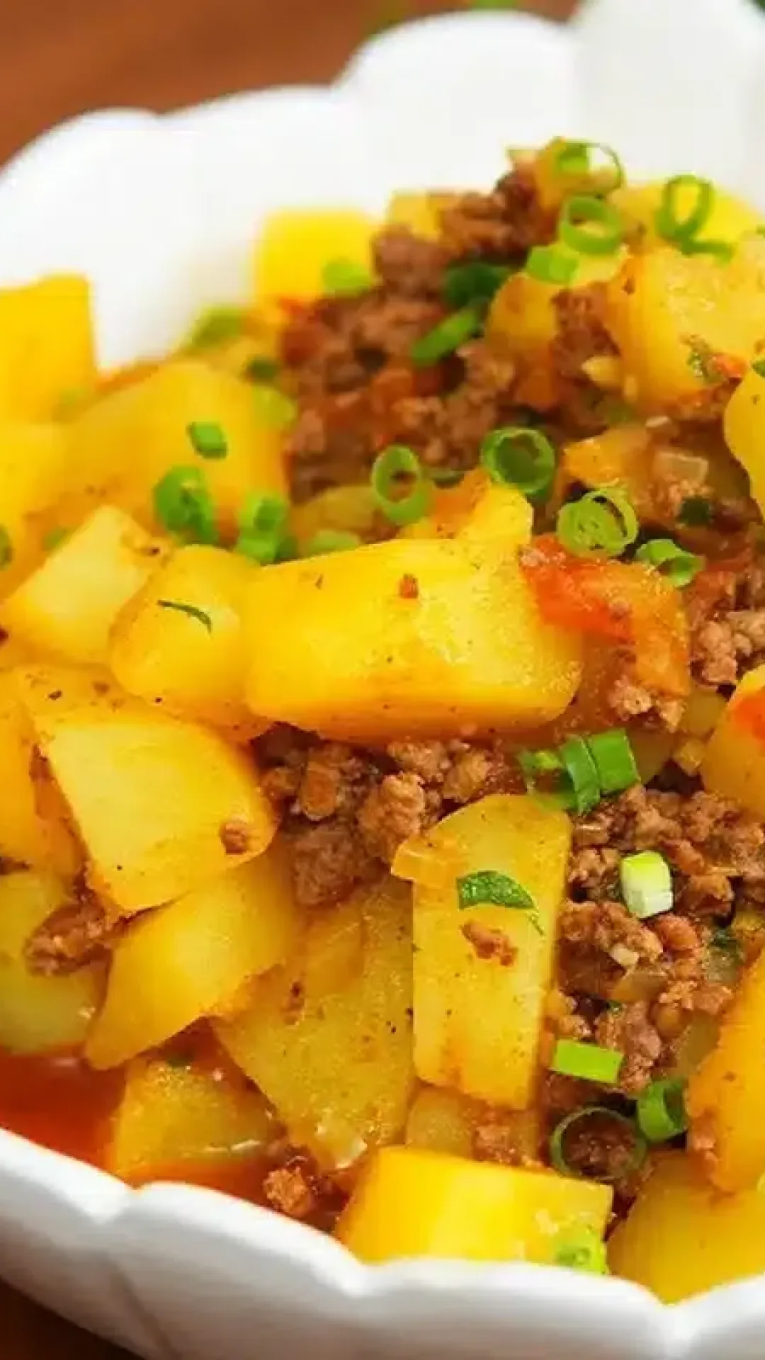 Descobri o melhor jeito de fazer carne moída com batata que fica um caldinho maravilhoso