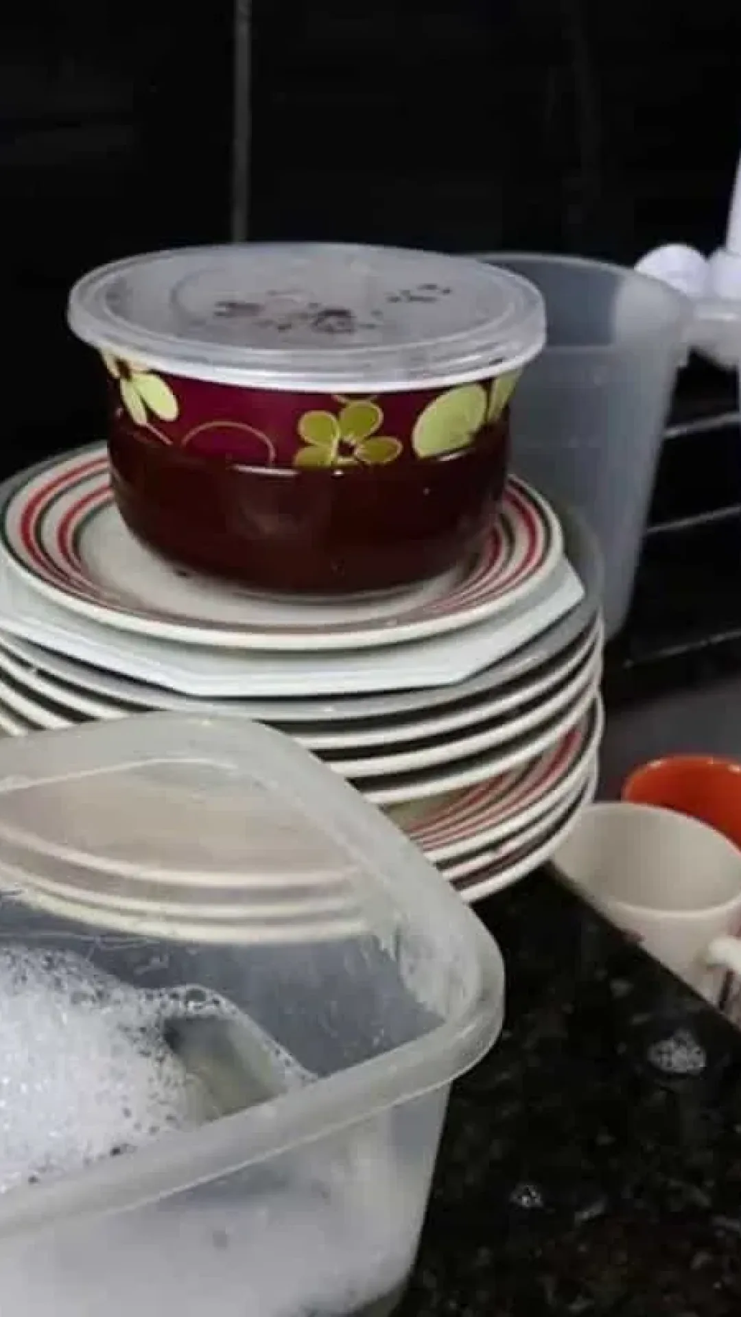Dica para lavar louça de um jeito mais rápido depois do almoço de ano novo