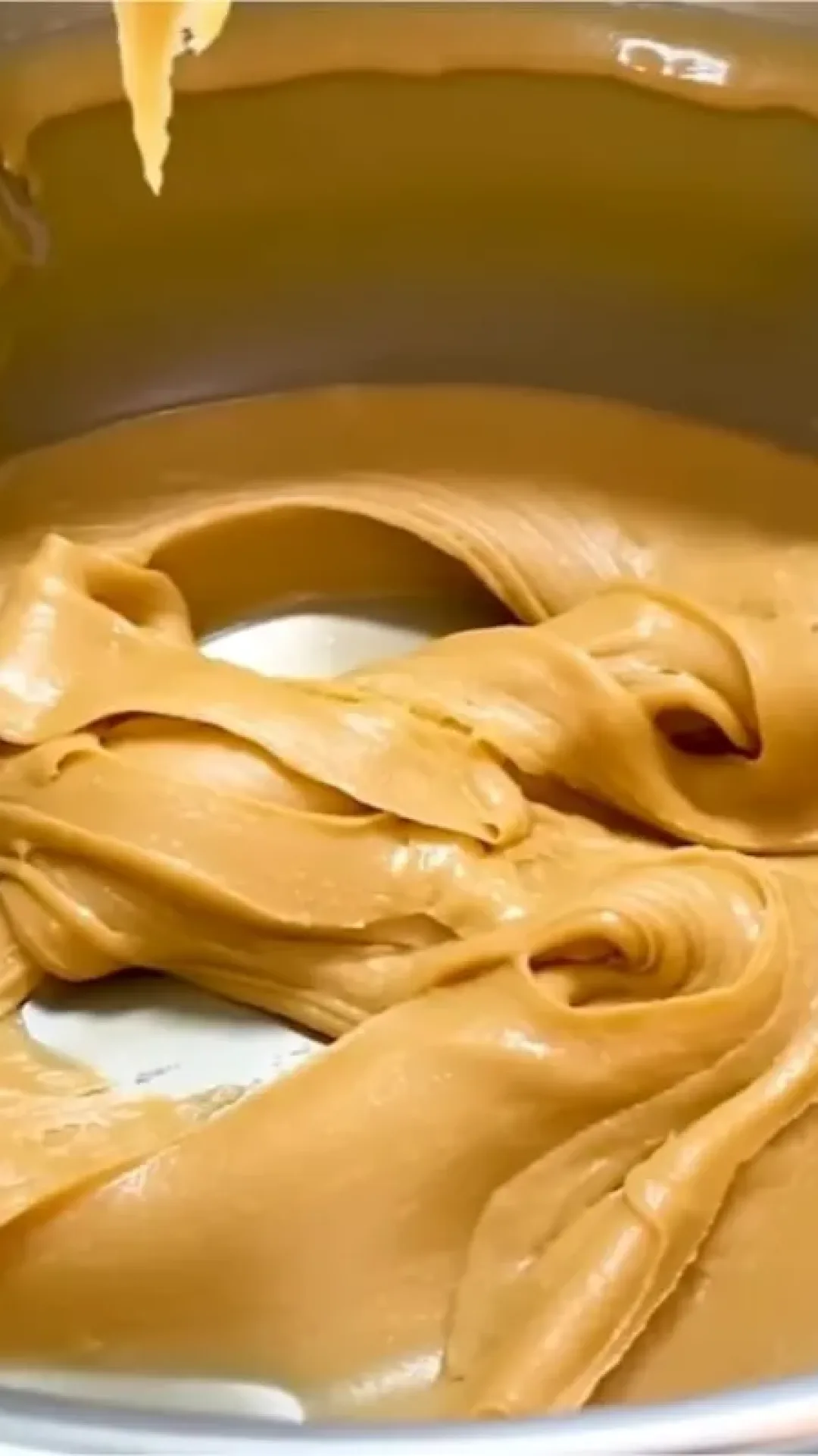 Doce de leite cremoso e lisinho, com textura perfeita para comer de colher ou rechear