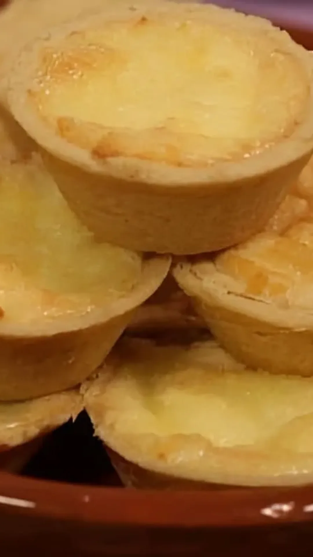 Empada de queijo muito fácil de fazer basta misturar os ingredientes na forminha e assar