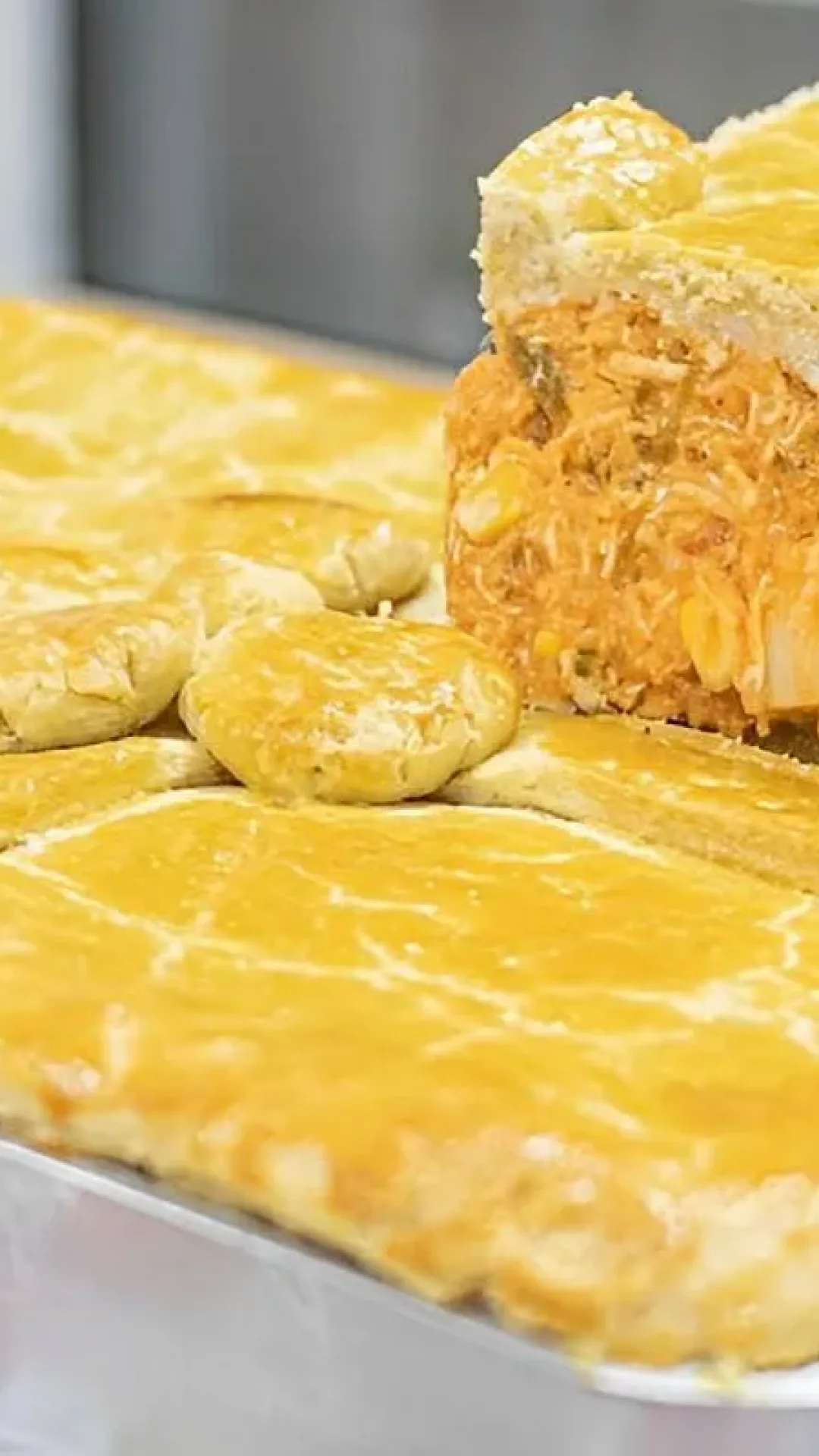 Empadão de frango com massa fácil e recheio de frango cremoso uma delícia