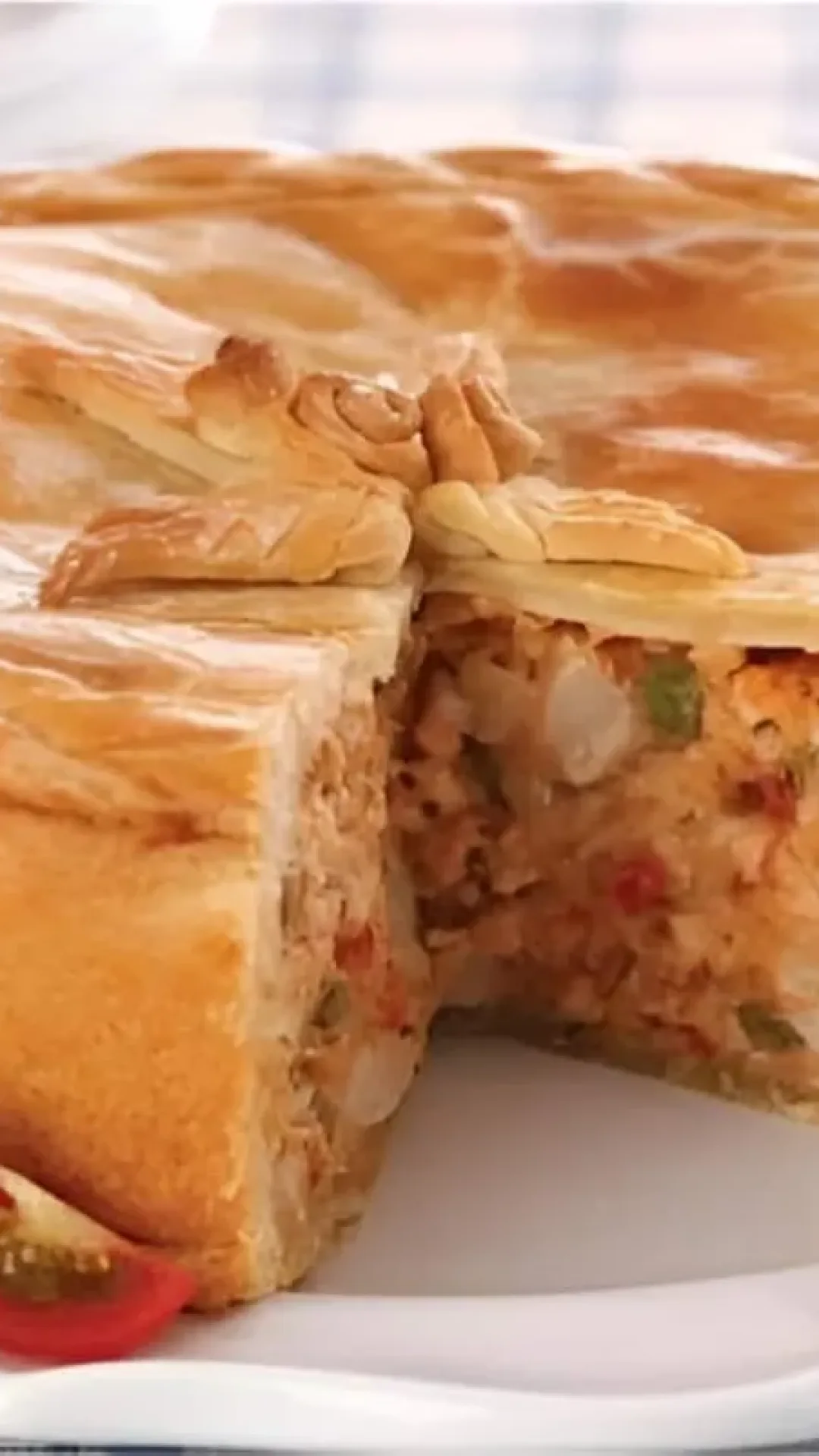 Empadão de frango com palmito e ervilha com massa levinha e deliciosa