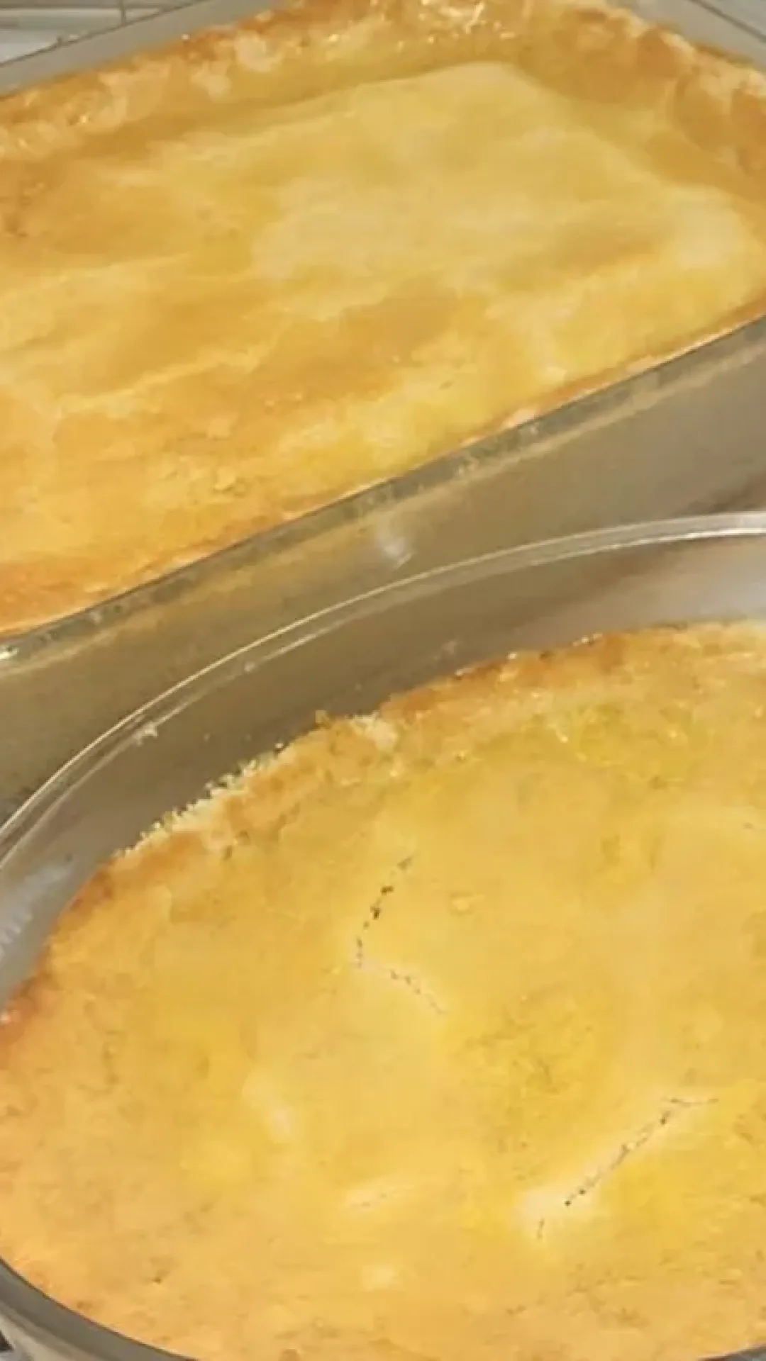 Empadão de frango cremoso com massa de 2 ingredientes e recheio que derrete na boca