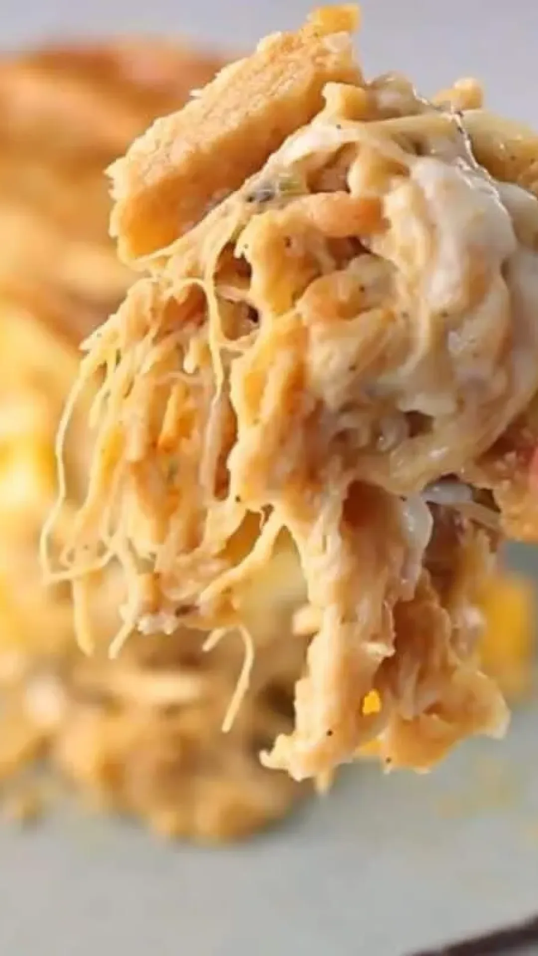Empadão de frango cremoso, com um recheio muito saboroso e uma massa que derrete na boca