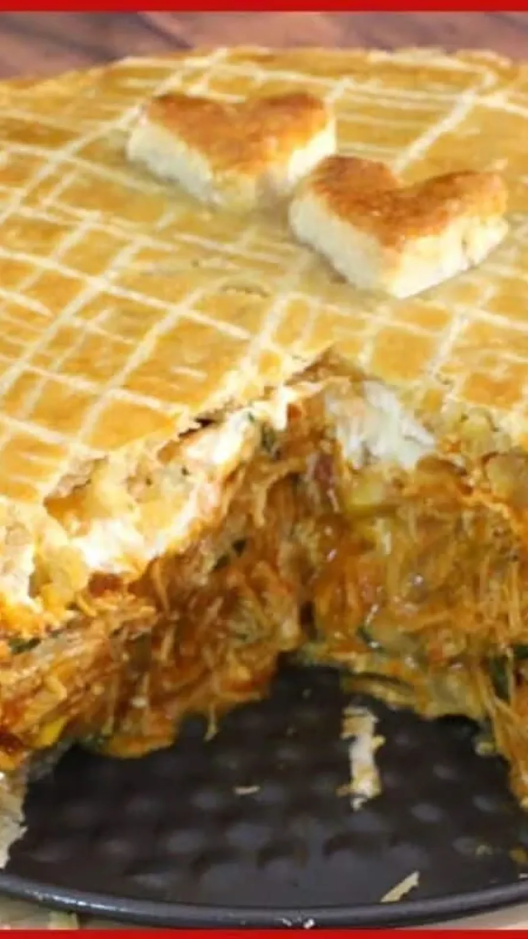 Empadão de frango cremoso, com uma massa que derrete na boca e um recheio suculento