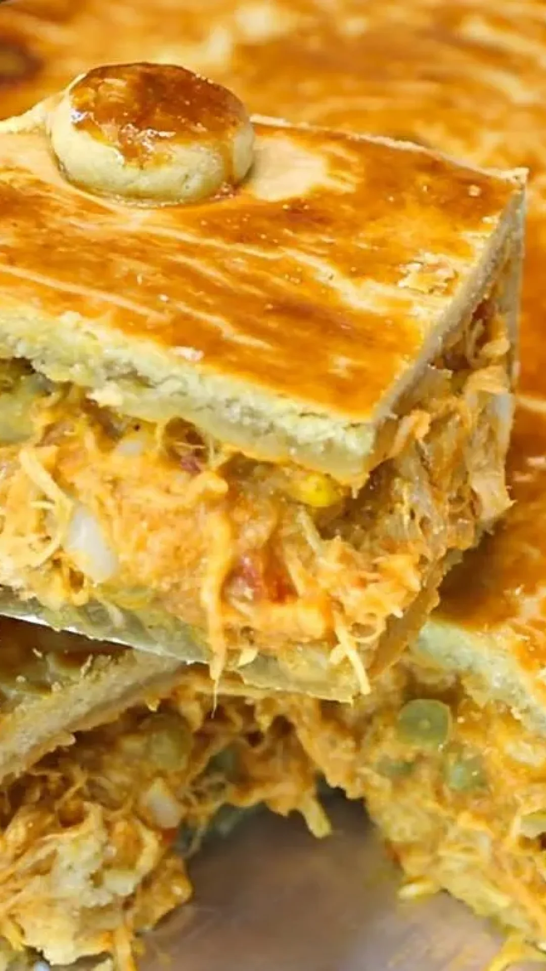 Empadão de frango cremoso e delicioso feito com massa podre de 3 ingredientes