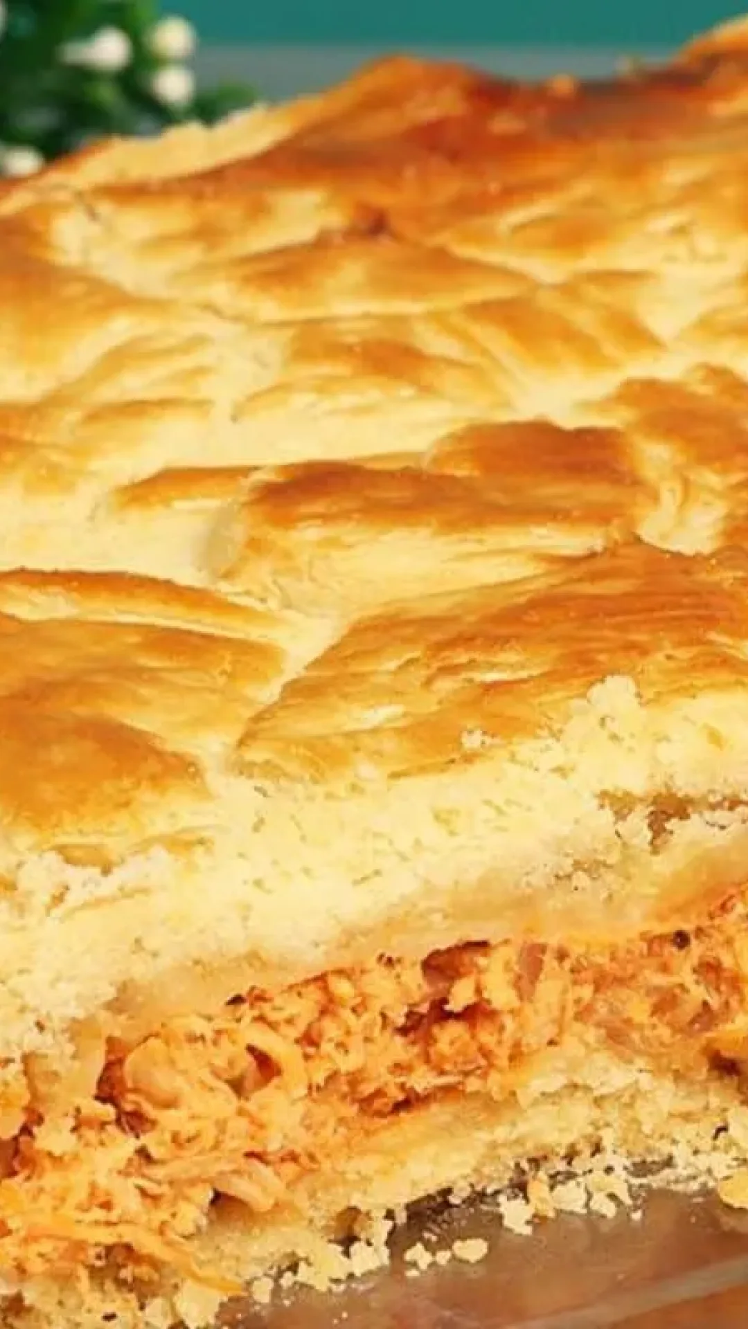 Empadão de frango cremoso no tamanho família, feito com uma massa divina que derrete na boca